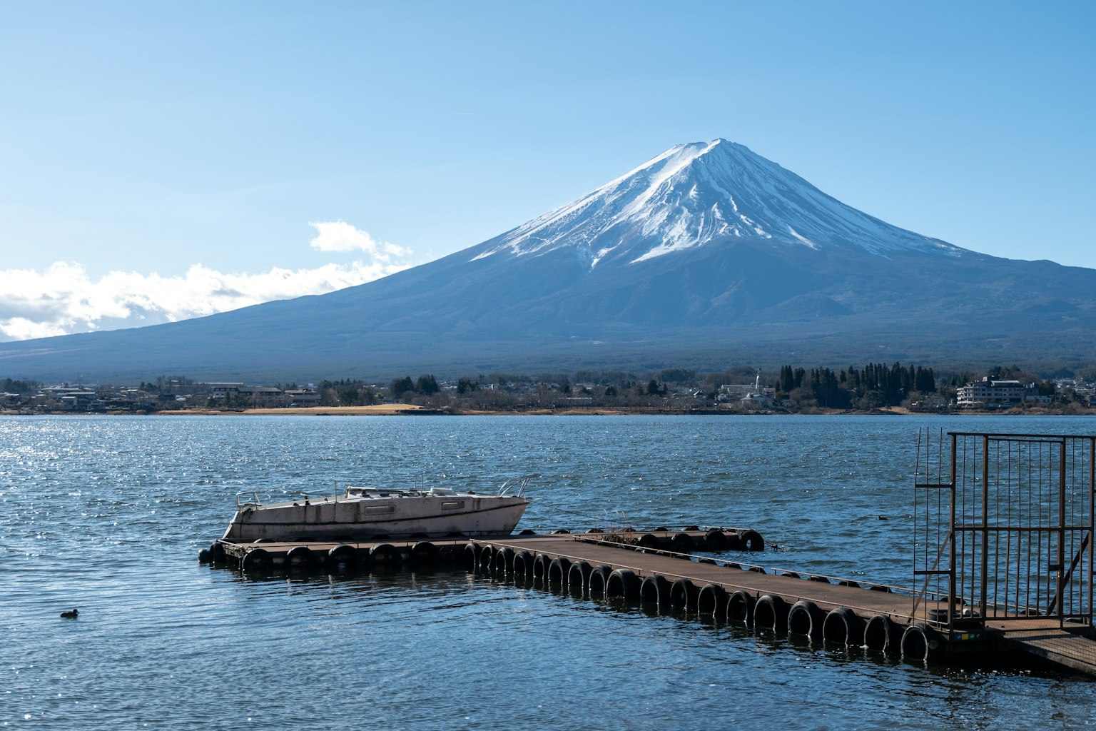 富士山背景下寧靜湖泊和碼頭的風景