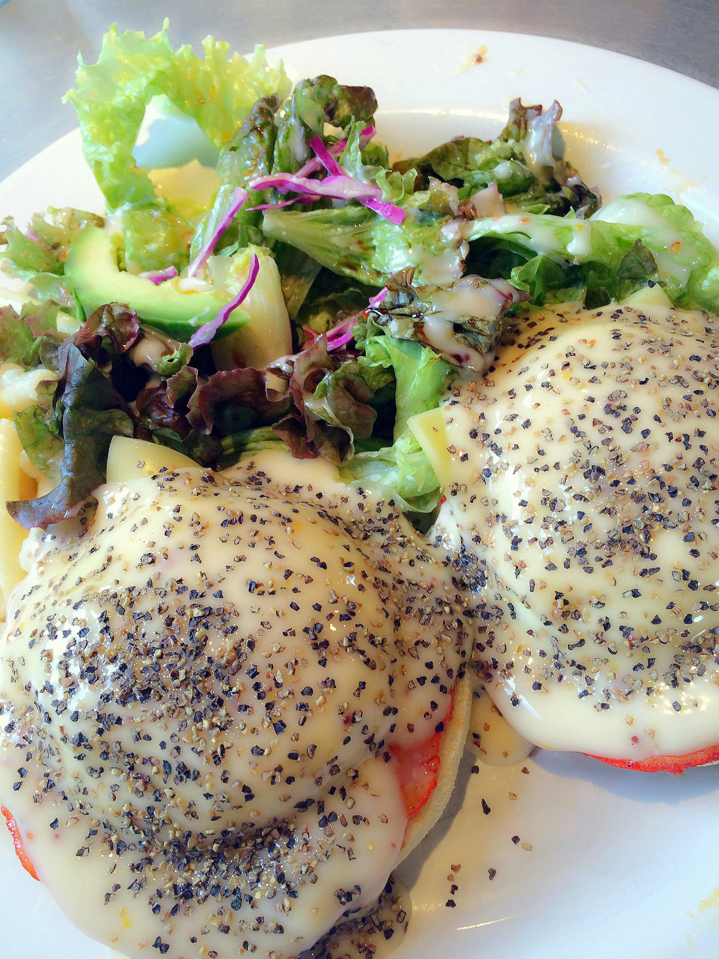 Huevos con pimienta negra y hierbas, ensalada al lado