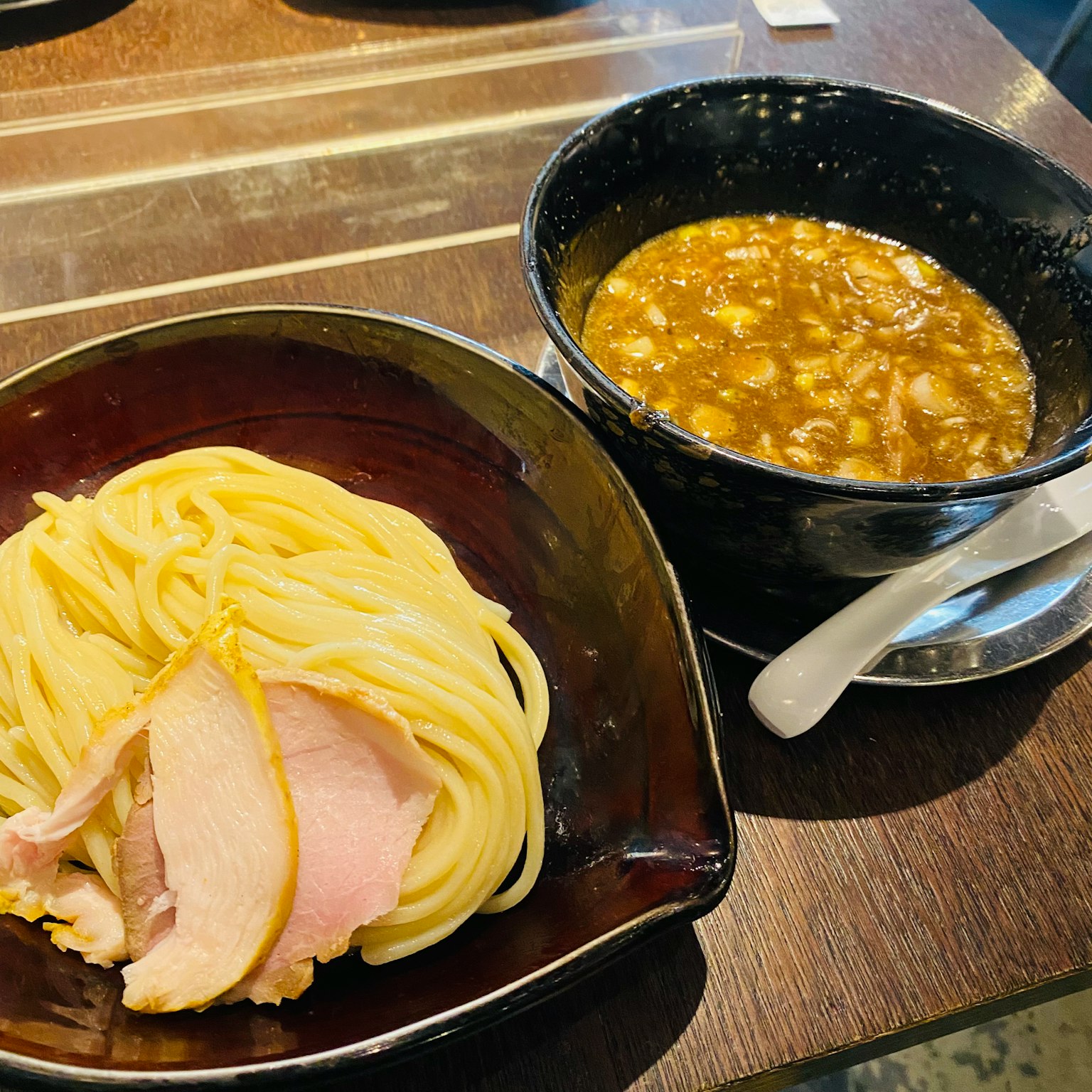 Đĩa mì nhúng với nước dùng