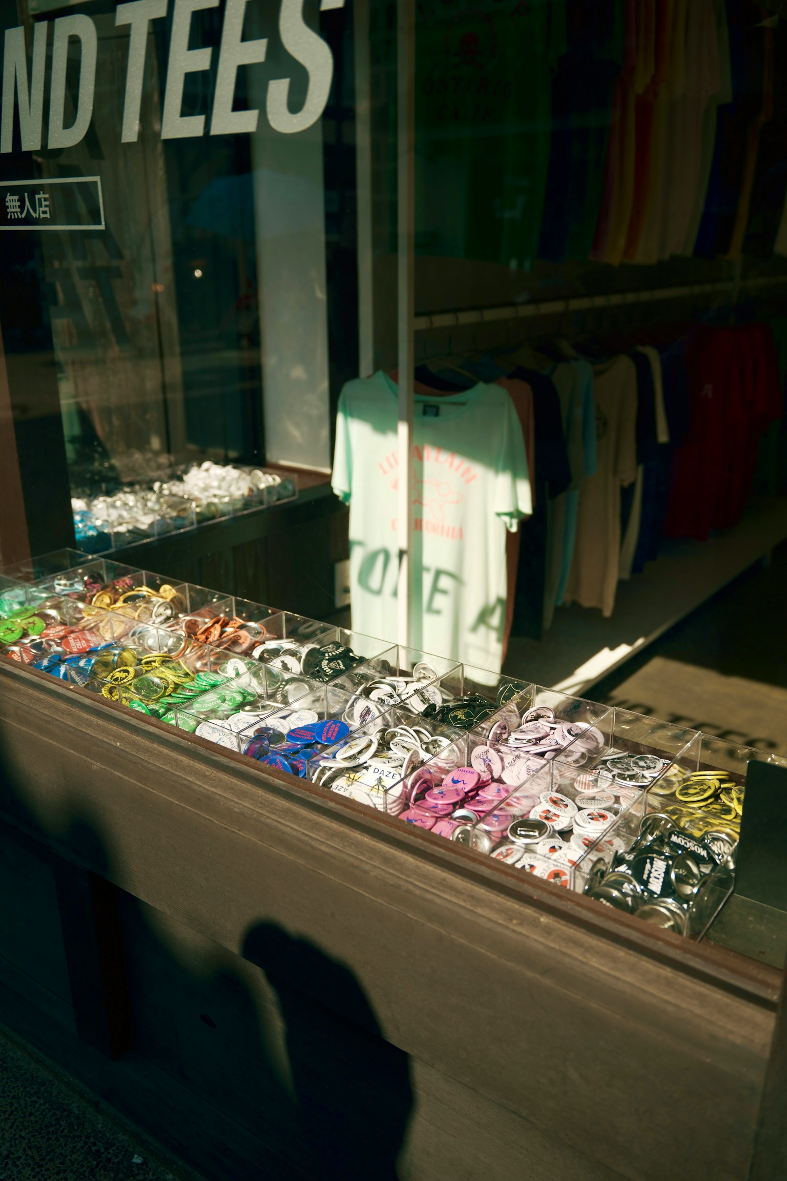T-shirt colorate e accessori esposti in una vetrina di negozio