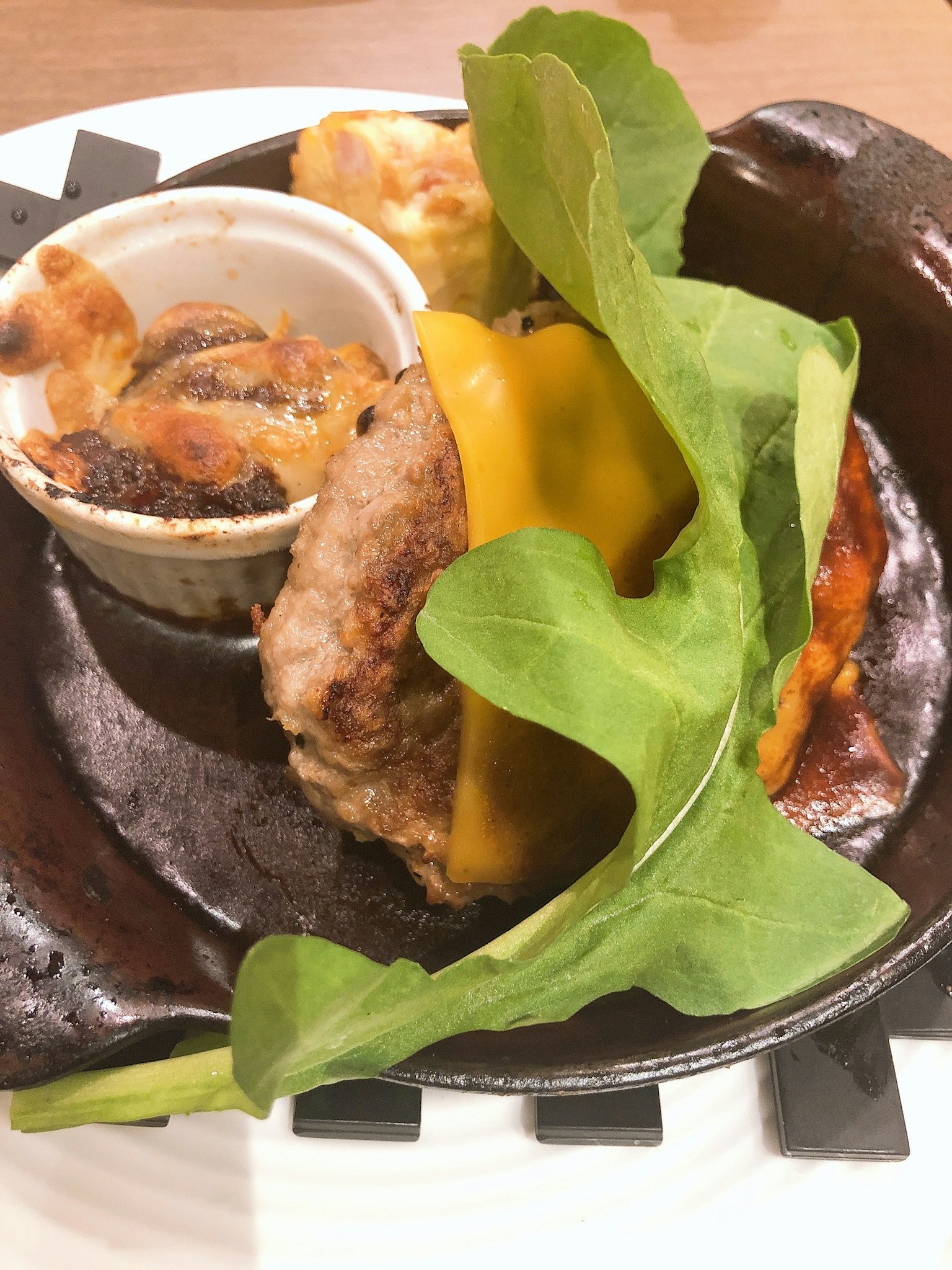 Ein Gericht in einer Pfanne mit Hamburger und Gemüse