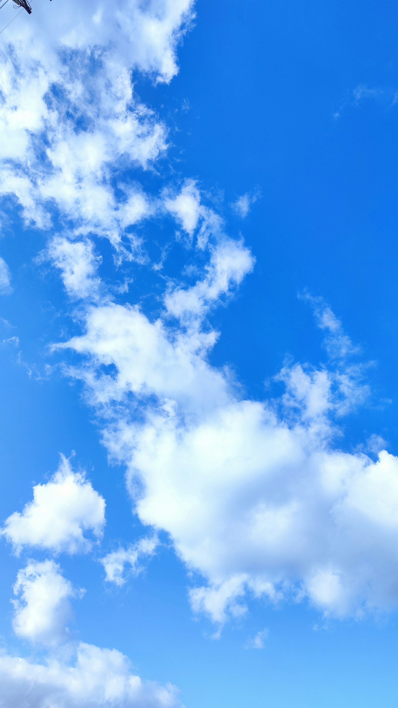 Blauer Himmel mit fluffigen weißen Wolken