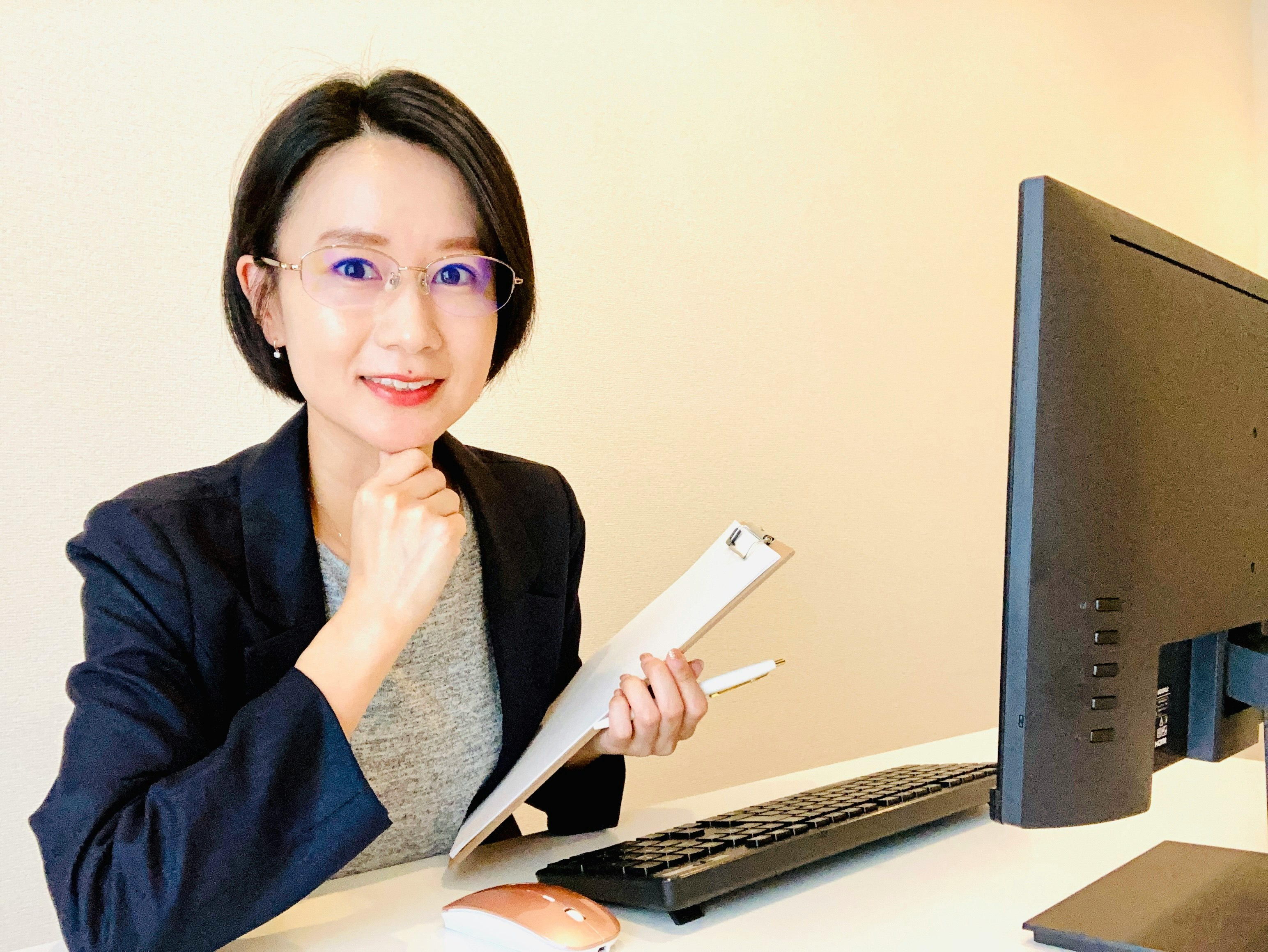 办公桌前拿着文件的女性
