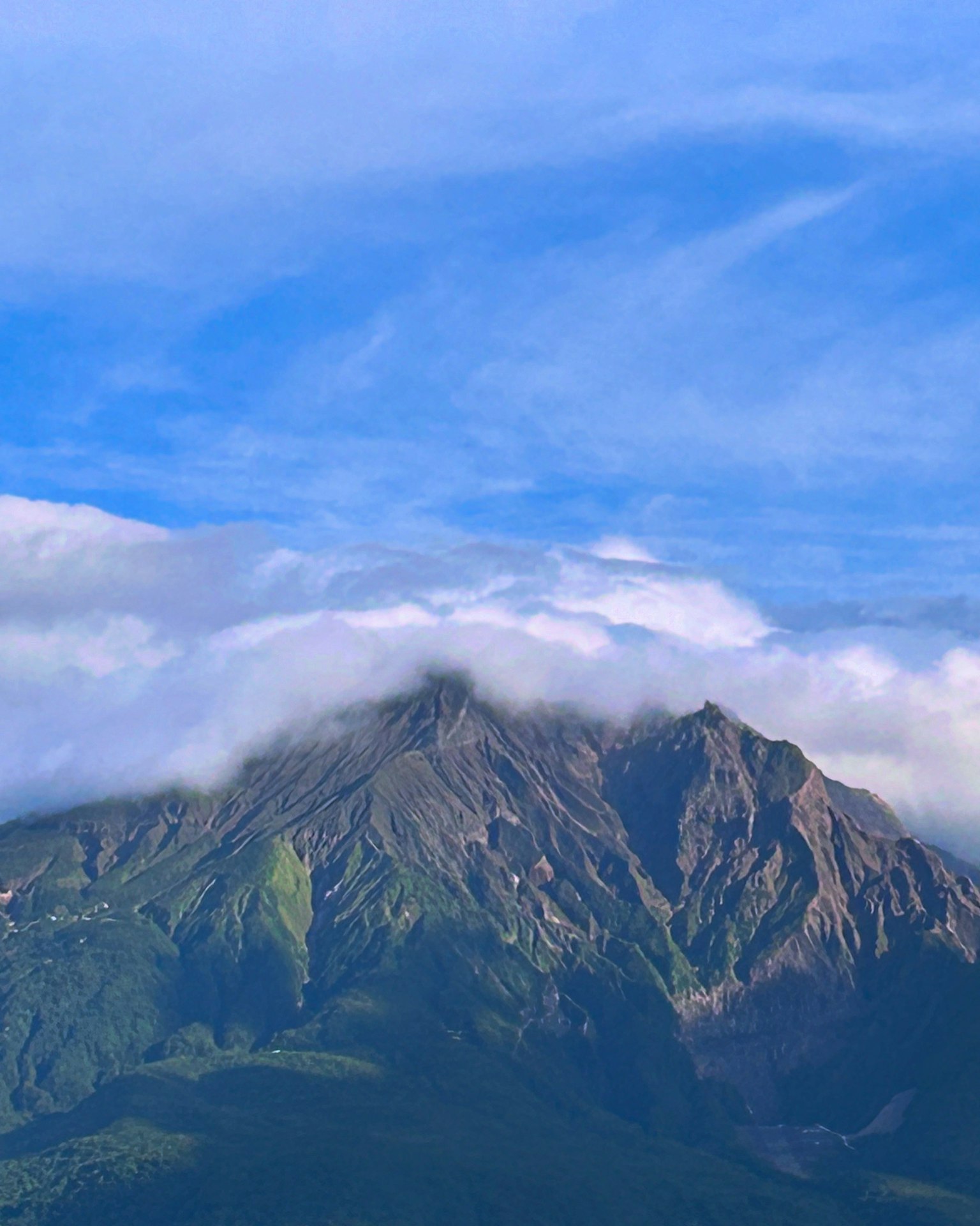 蓝天和云下的山脉风景