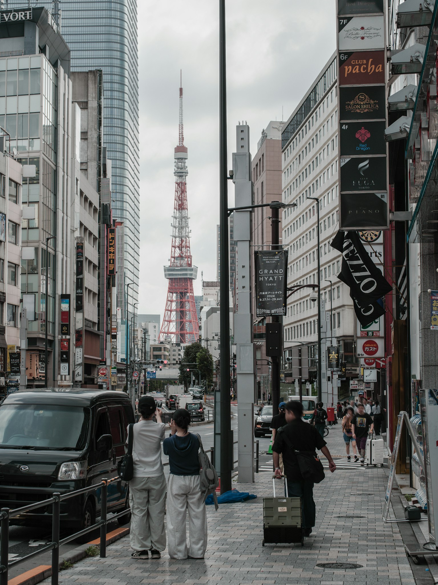 Paesaggio cittadino vivace con la Torre di Tokyo sullo sfondo