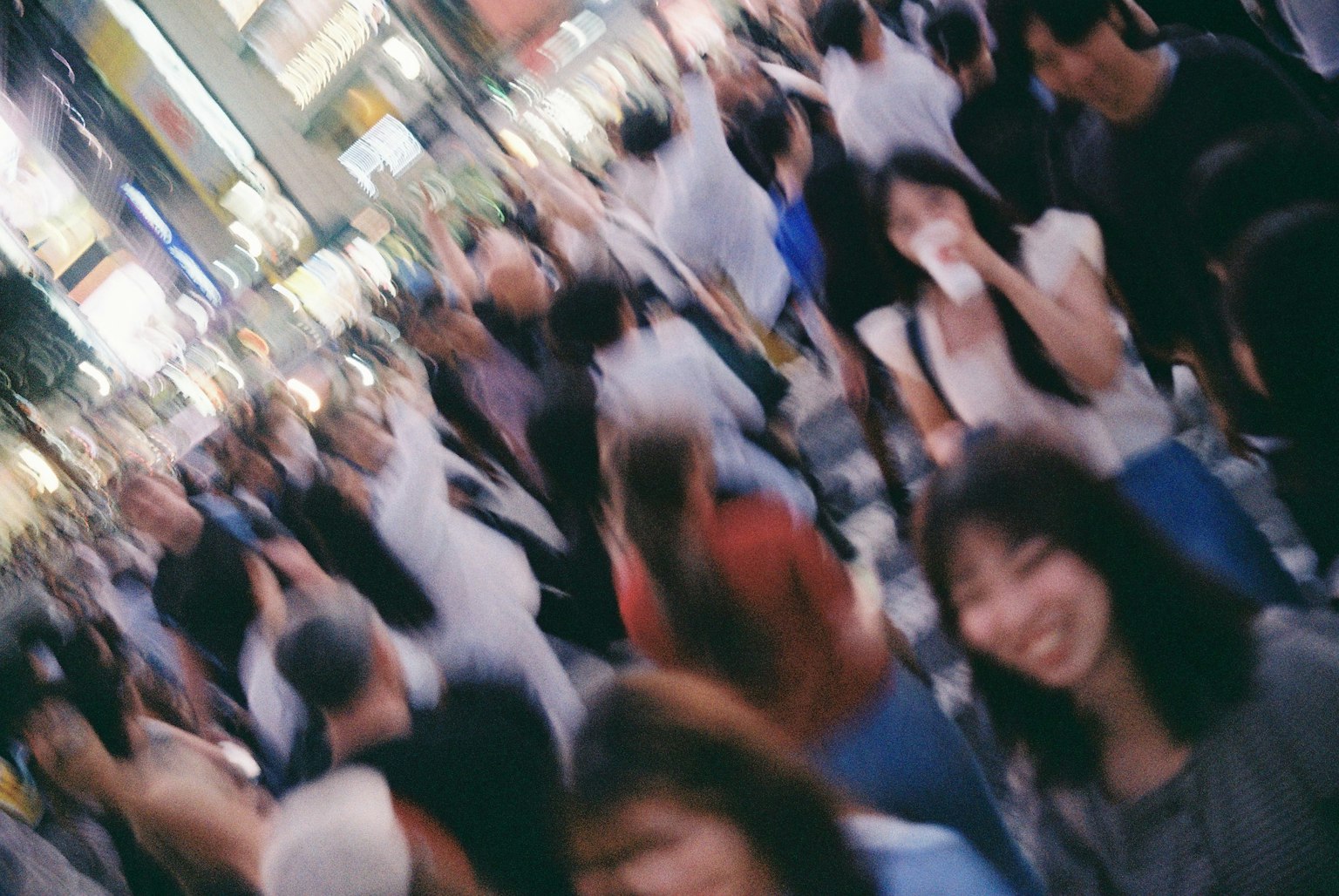 Kerumunan di jalan ramai Tokyo dengan wanita tersenyum