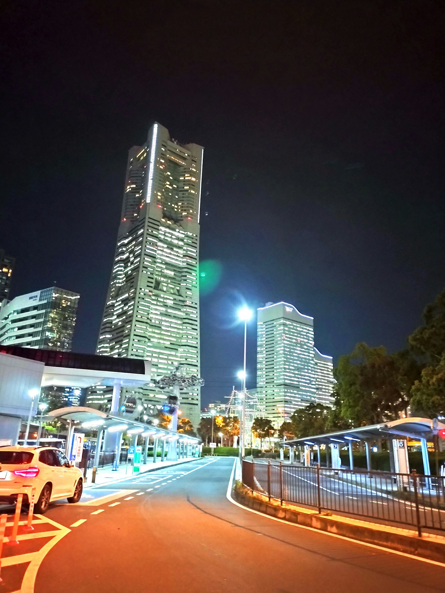 夜景摩天大楼和弯曲道路
