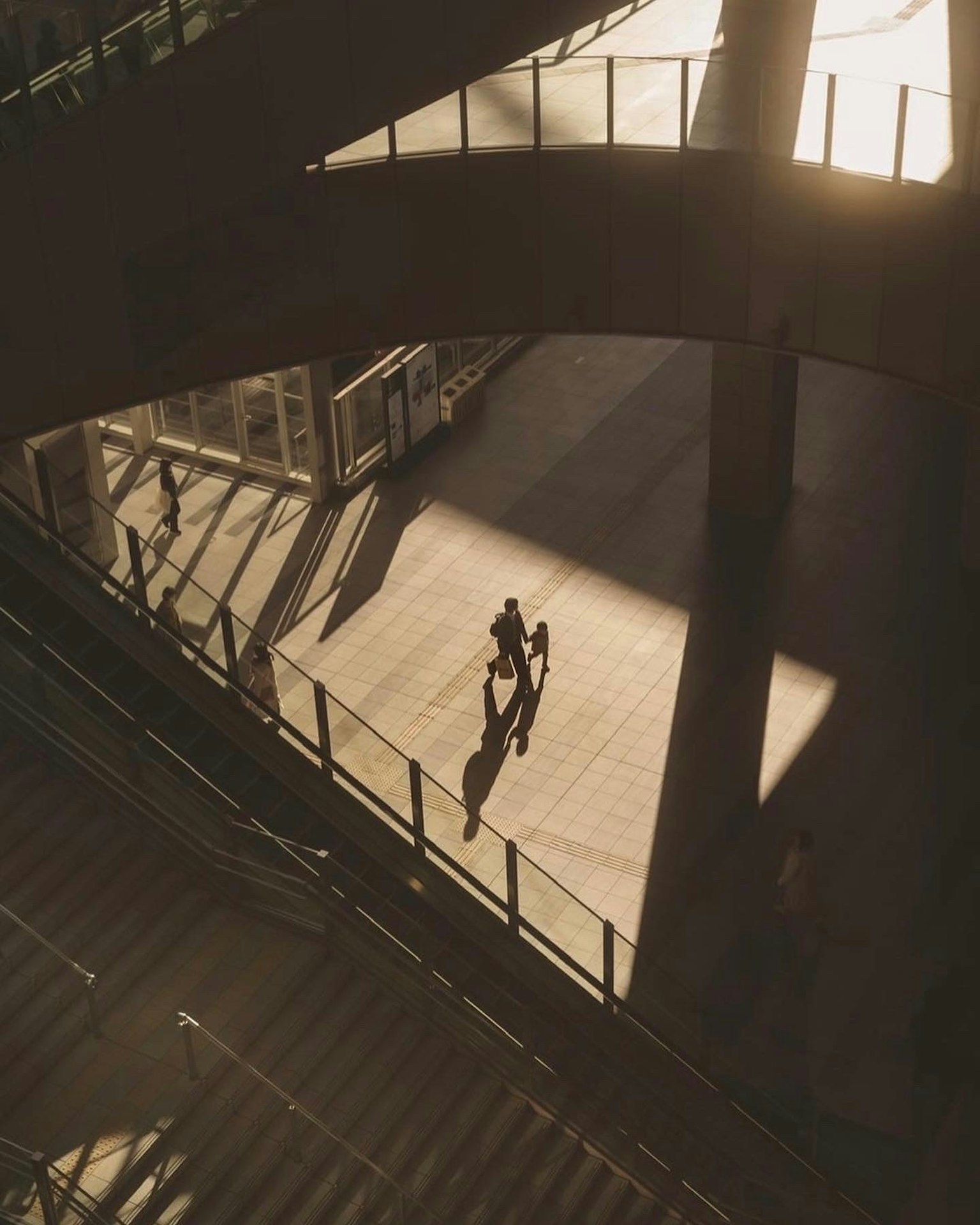 Silhouette di persone che camminano nella luce serale con ombre