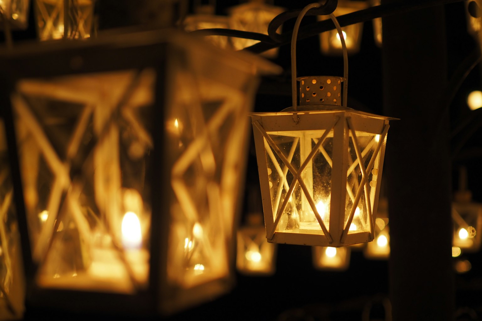 Belle lanterne illuminate su uno sfondo scuro
