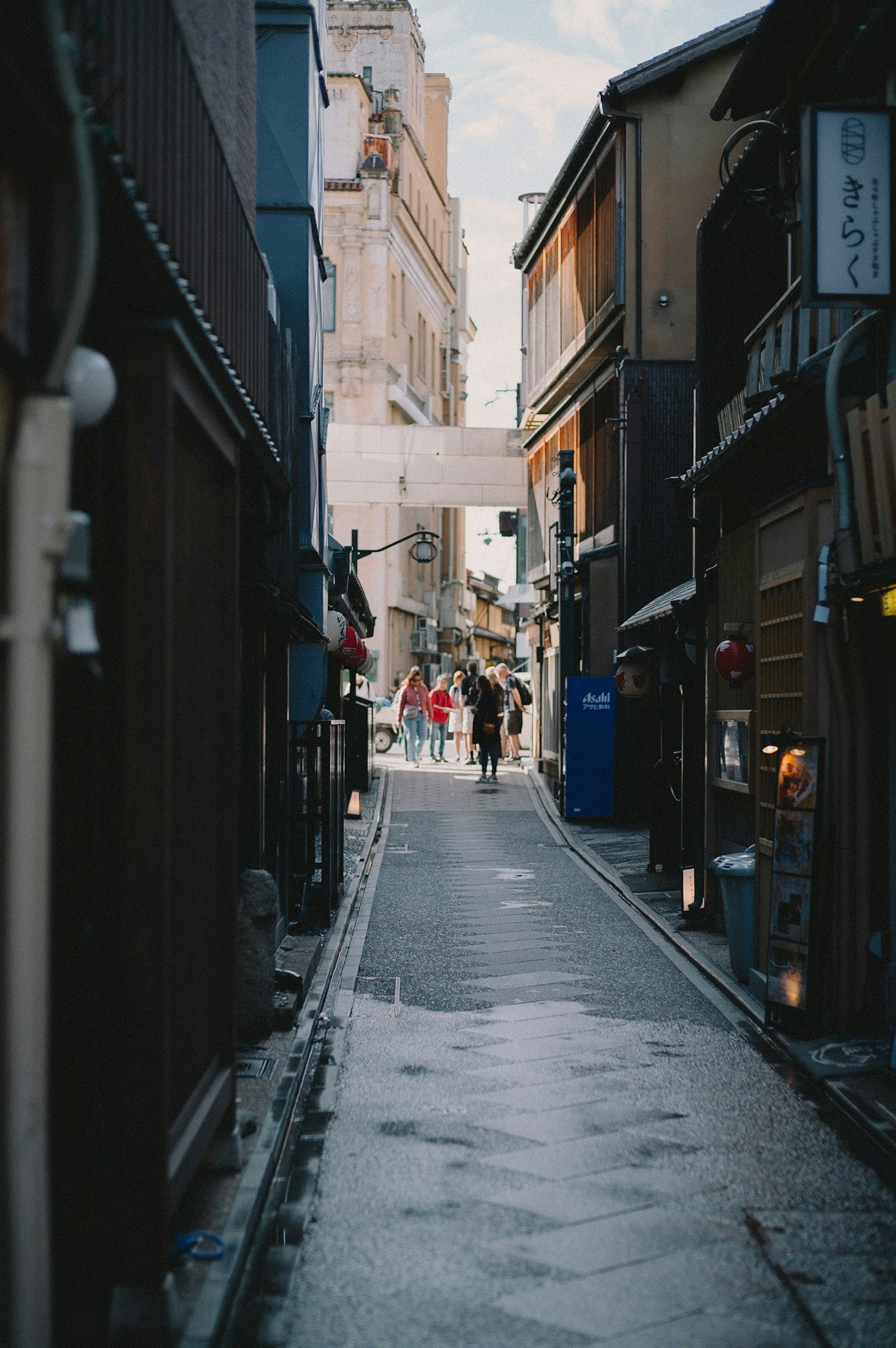 路地に並ぶ商店街の軒先と人通り