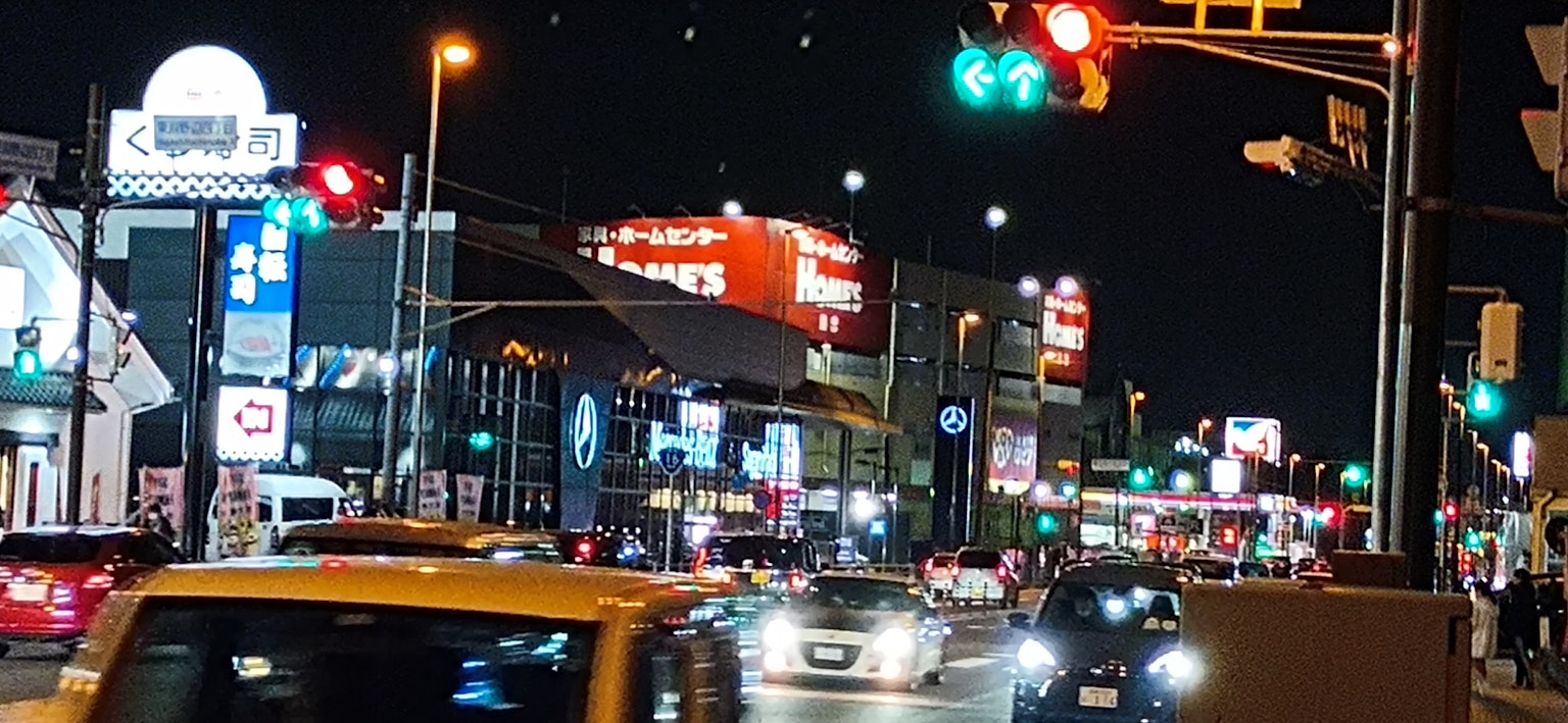 Đường phố thành phố nhộn nhịp vào ban đêm với đèn giao thông và ô tô di chuyển