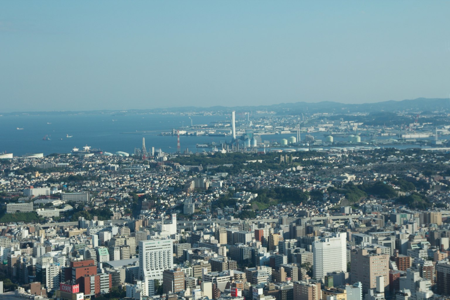 城市天際線與海洋的全景