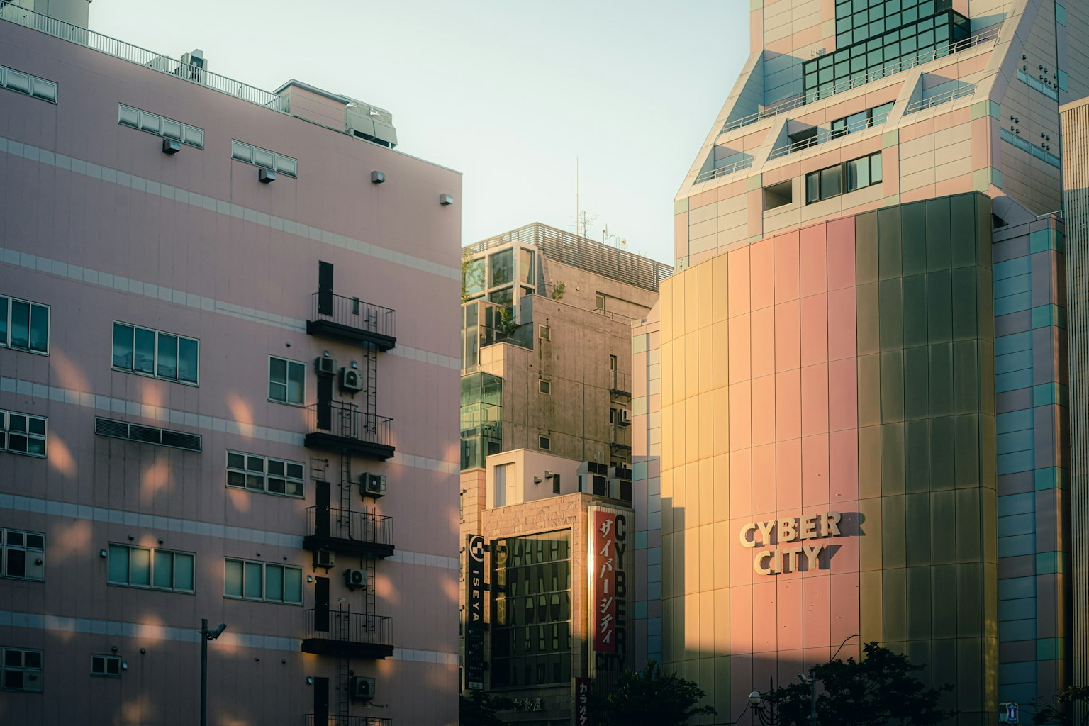 城市景观，有粉色建筑和现代玻璃外立面