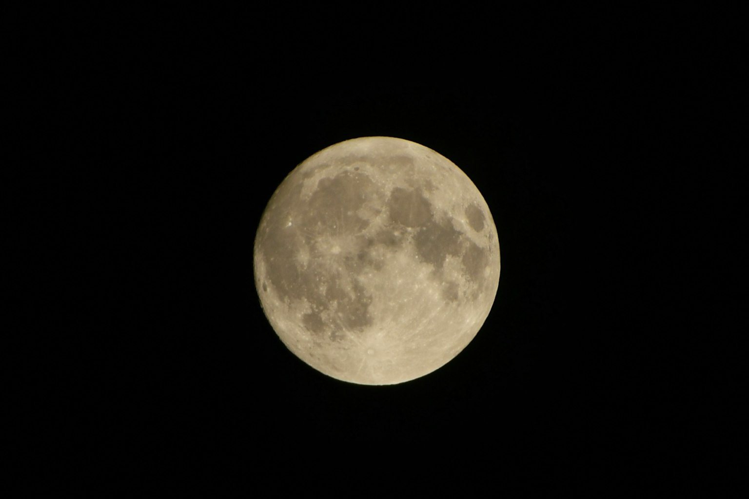 Primo piano della luna luminosa nel cielo notturno