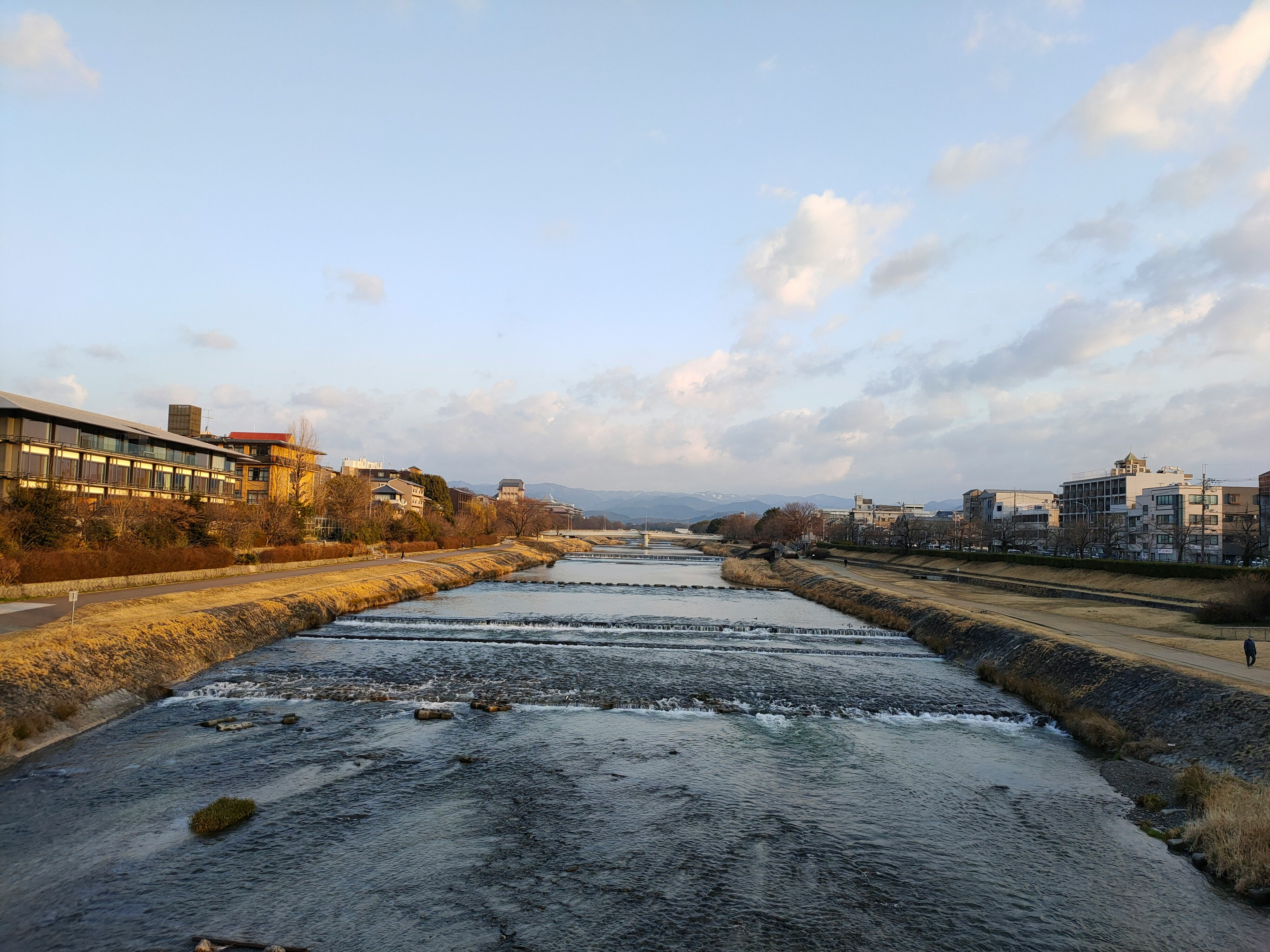 Kamo-Fluss bei Nijo mit städtischer Uferansicht