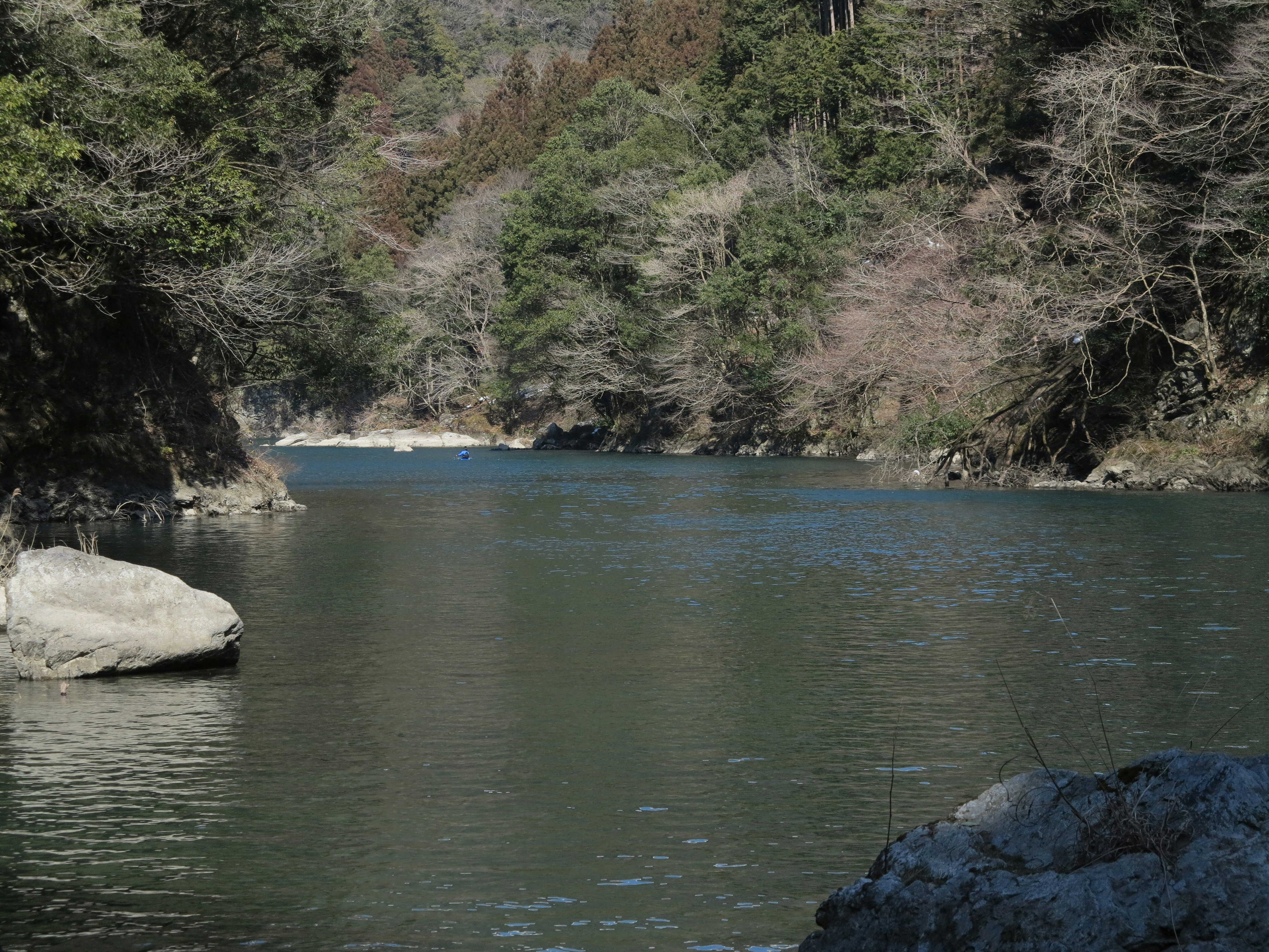 渓谷の川と岩のある静かな水面