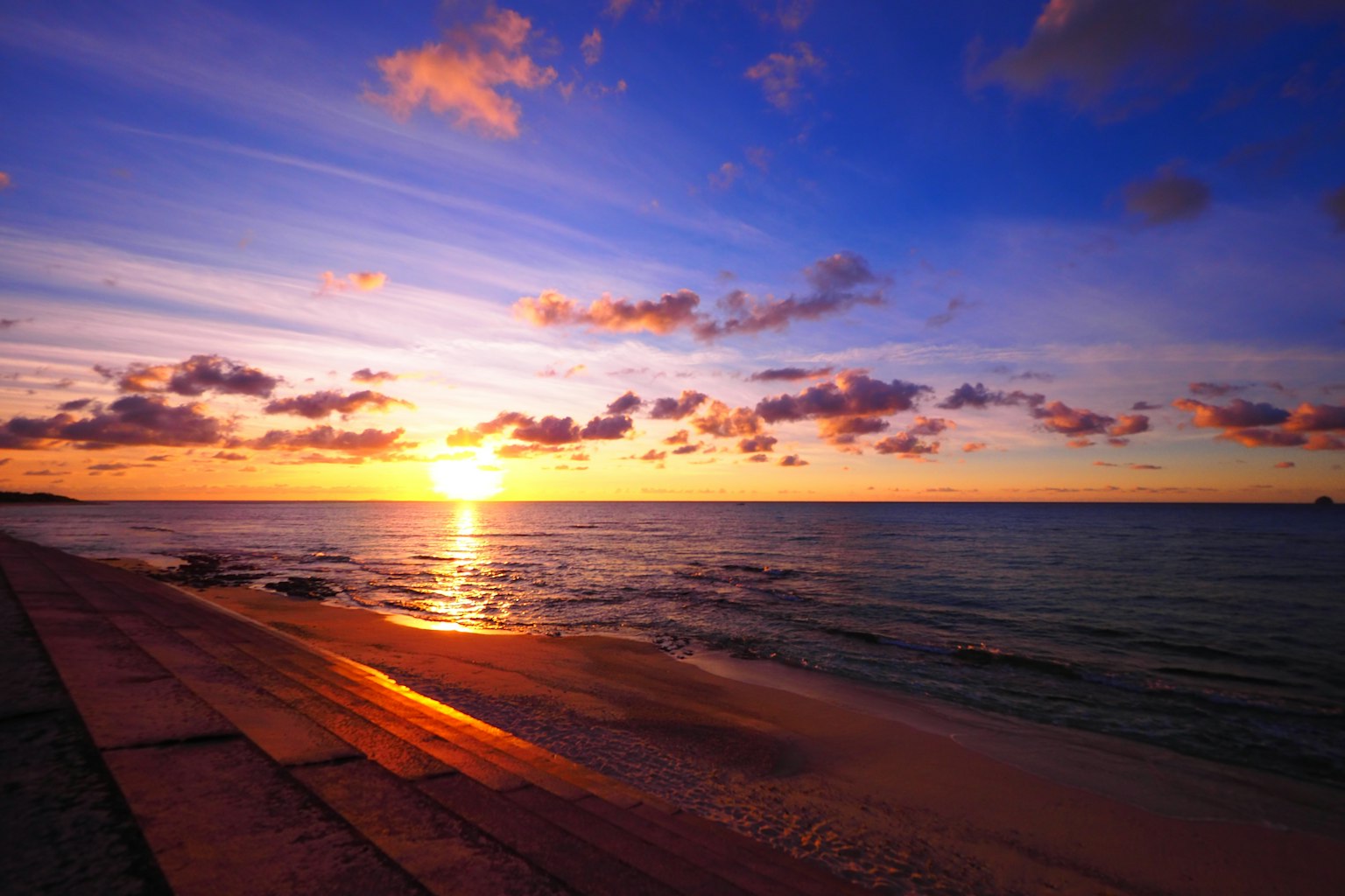 美丽的海岸日落，太阳在海面沉落