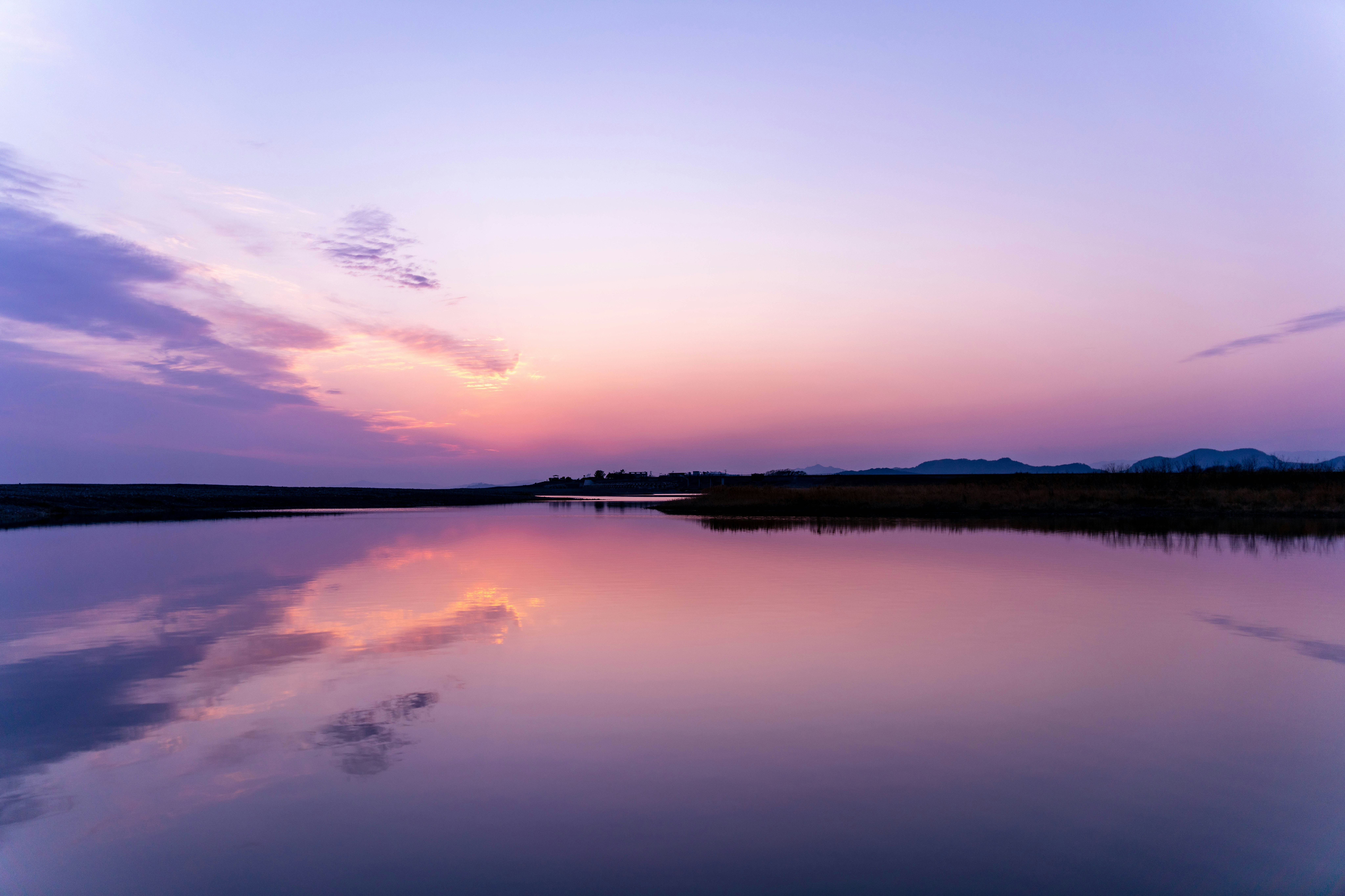 夕焼けの空と湖面に映る静かな風景