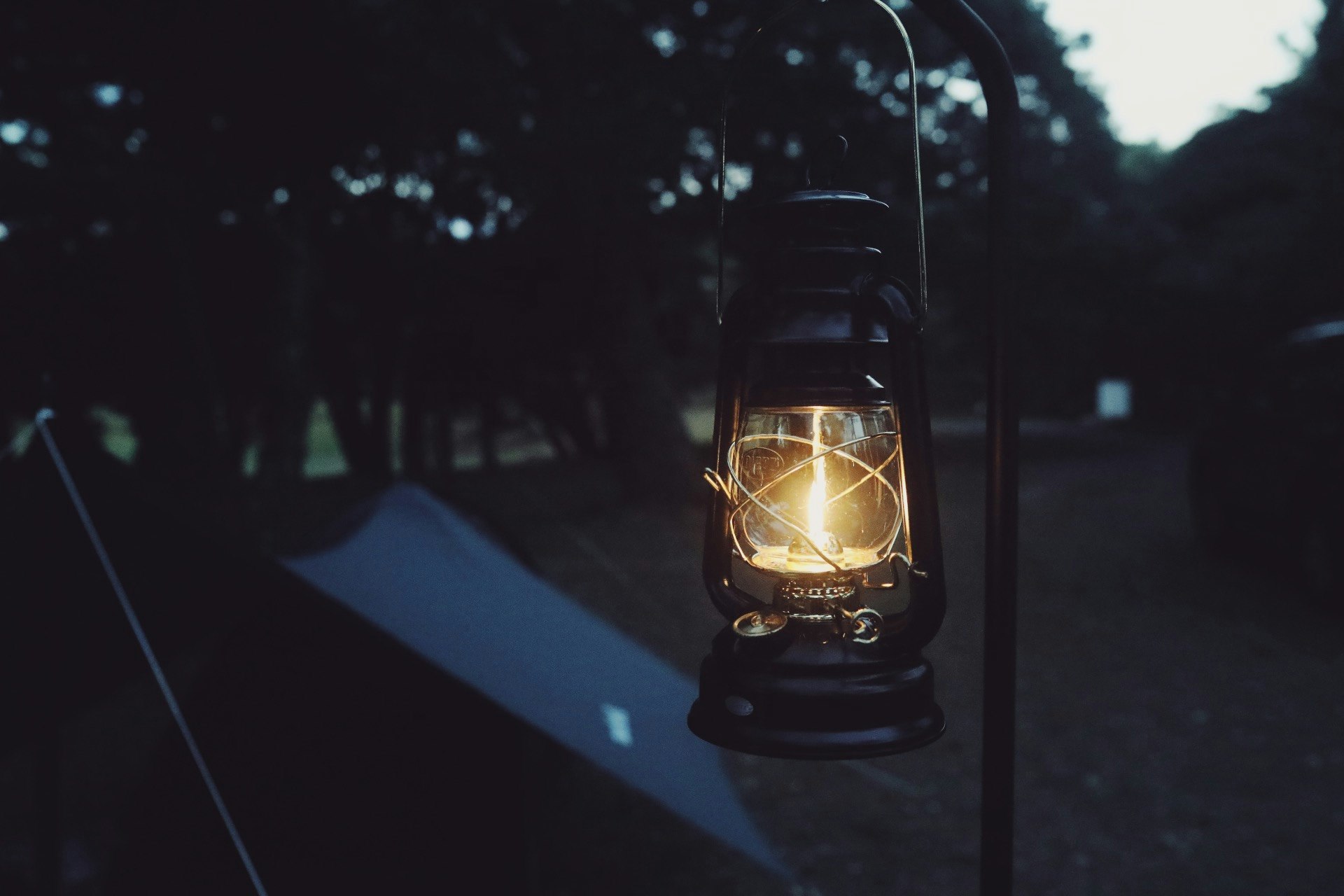 夜晚户外摇曳的灯笼光