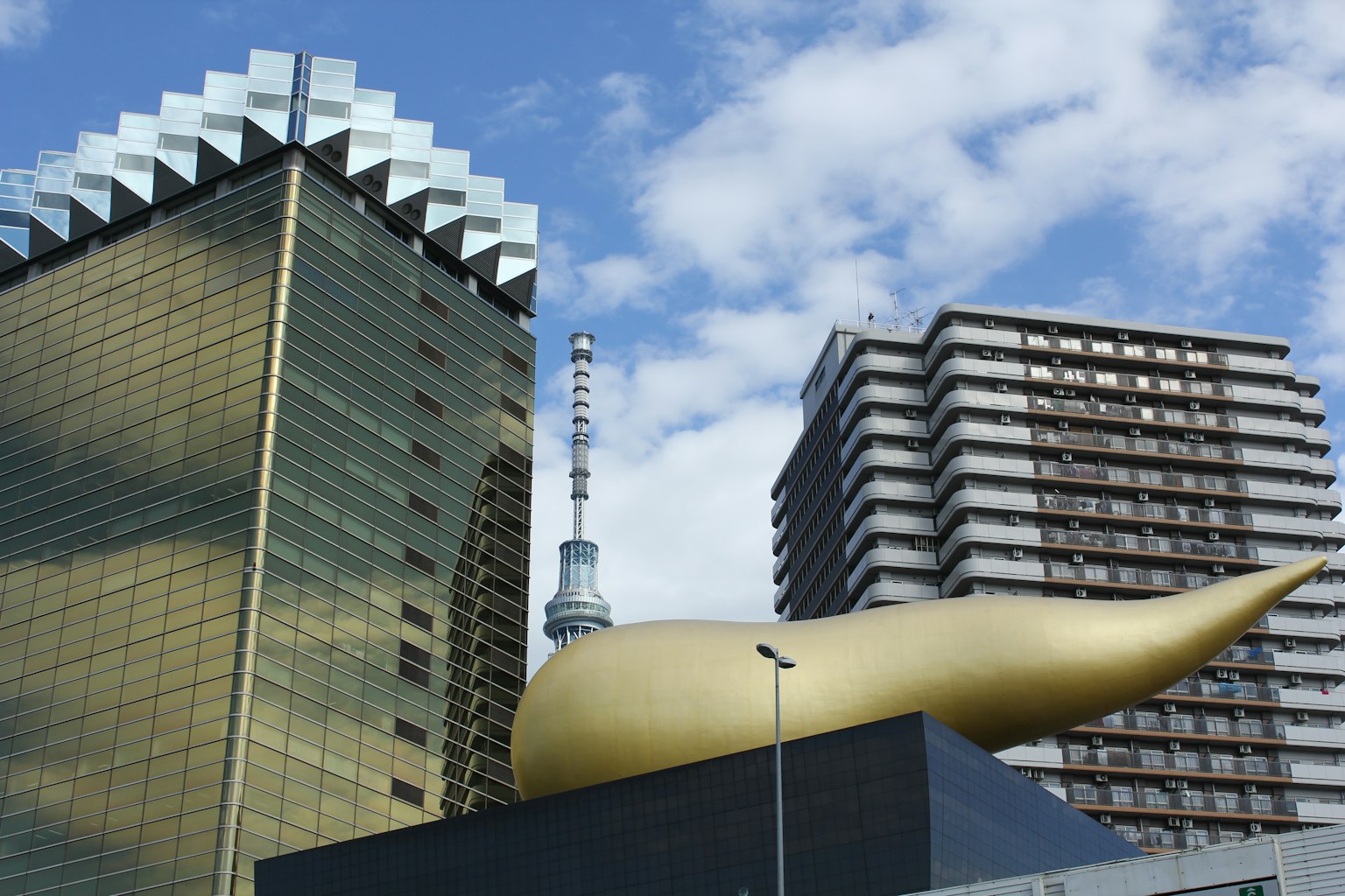 Stadtansicht mit dem Asahi-Biergebäude und einer goldenen Flammenskulptur