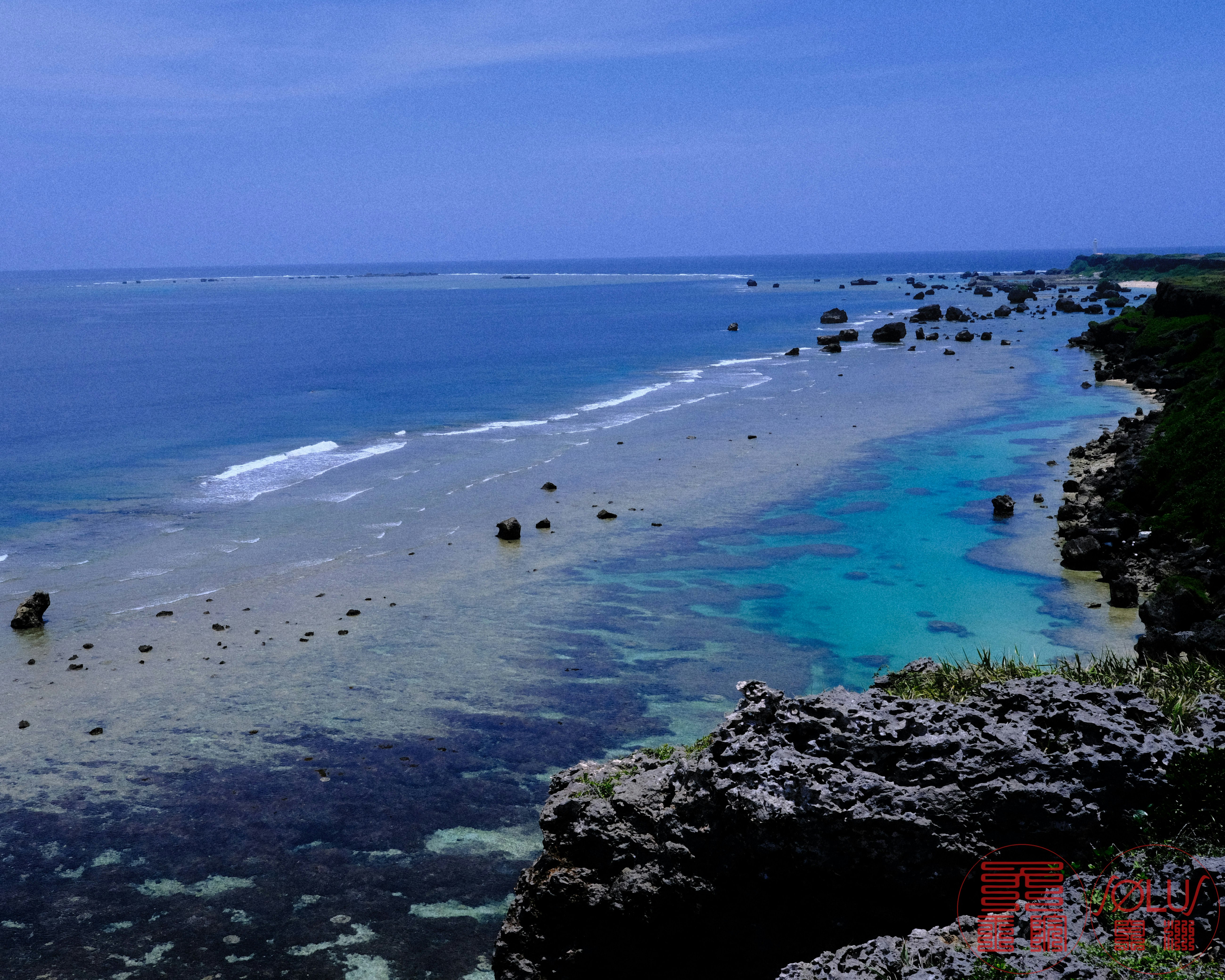宫古岛海岸俯瞰：蓝色海水与沙滩、岩石观景处