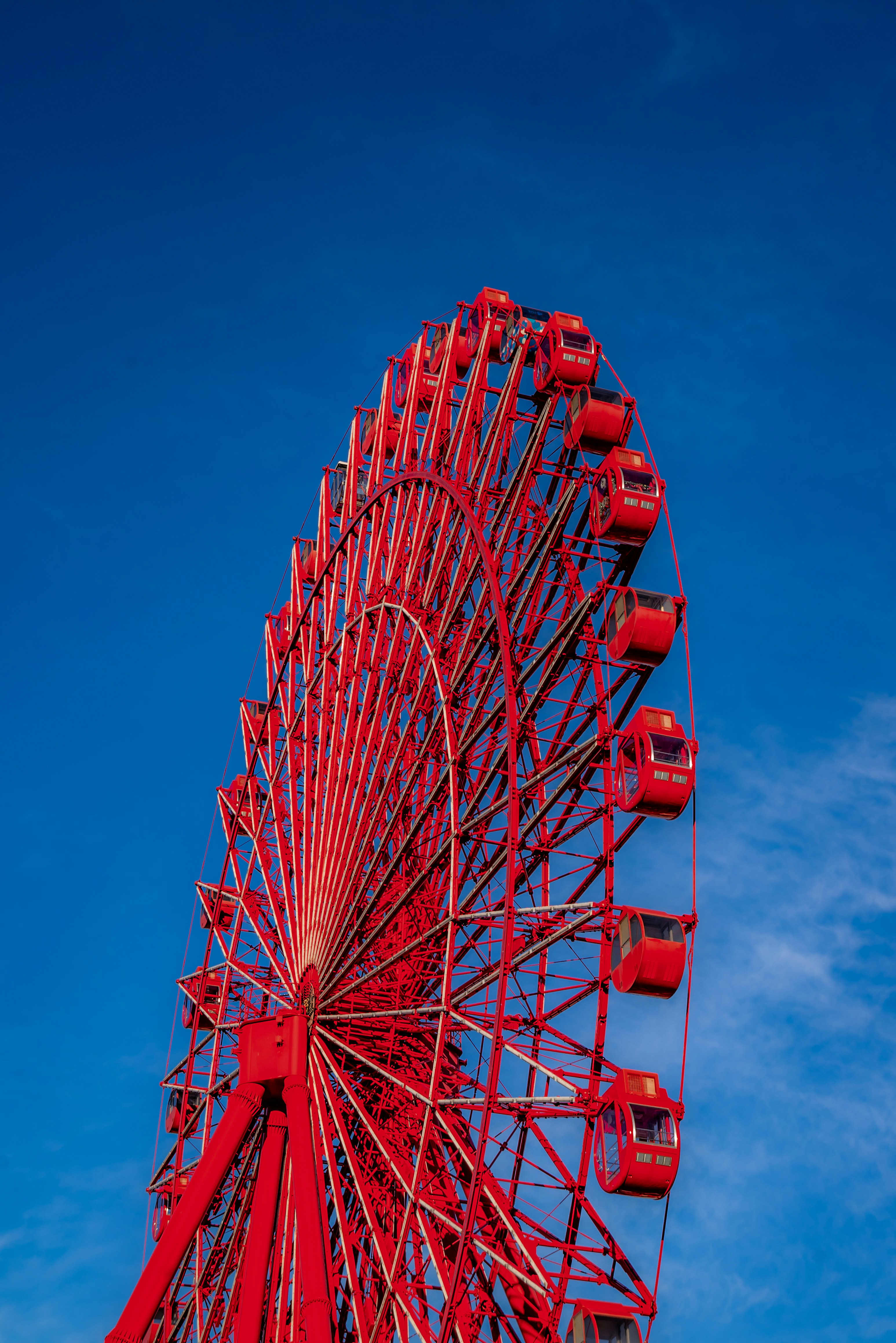 真っ赤な観覧車と青空