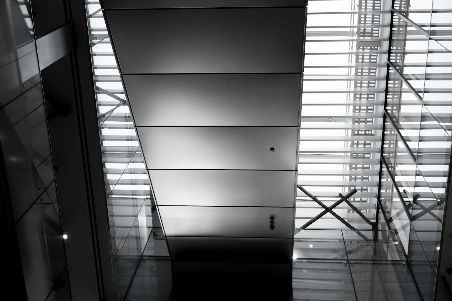 Vue d'en bas de la structure en verre et en métal d'un bâtiment moderne