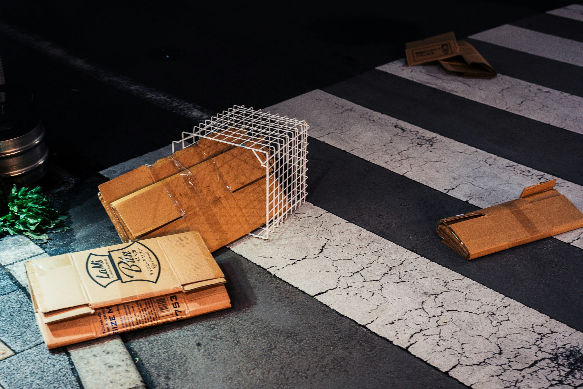 des cartons et des matériaux d’emballage sur le sol de l’entrée