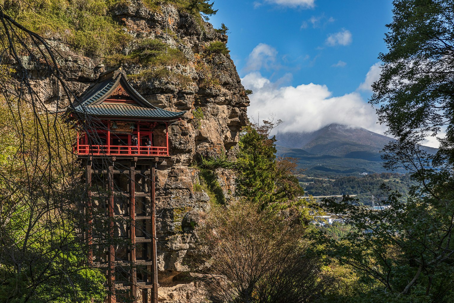 山坡上的红色神社建筑和蓝天背景