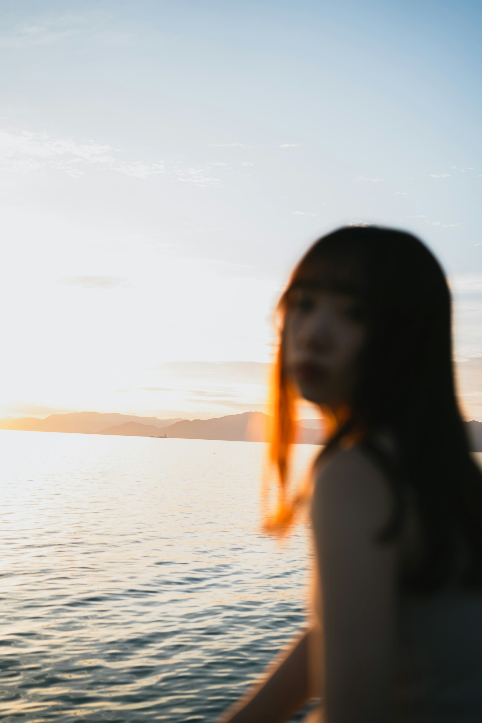 夕陽下海面上的女性輪廓