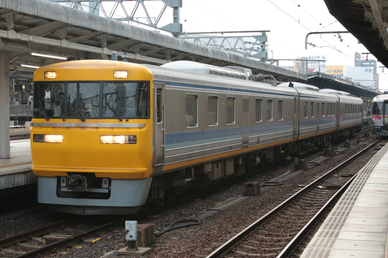 Kereta kuning berhenti di stasiun