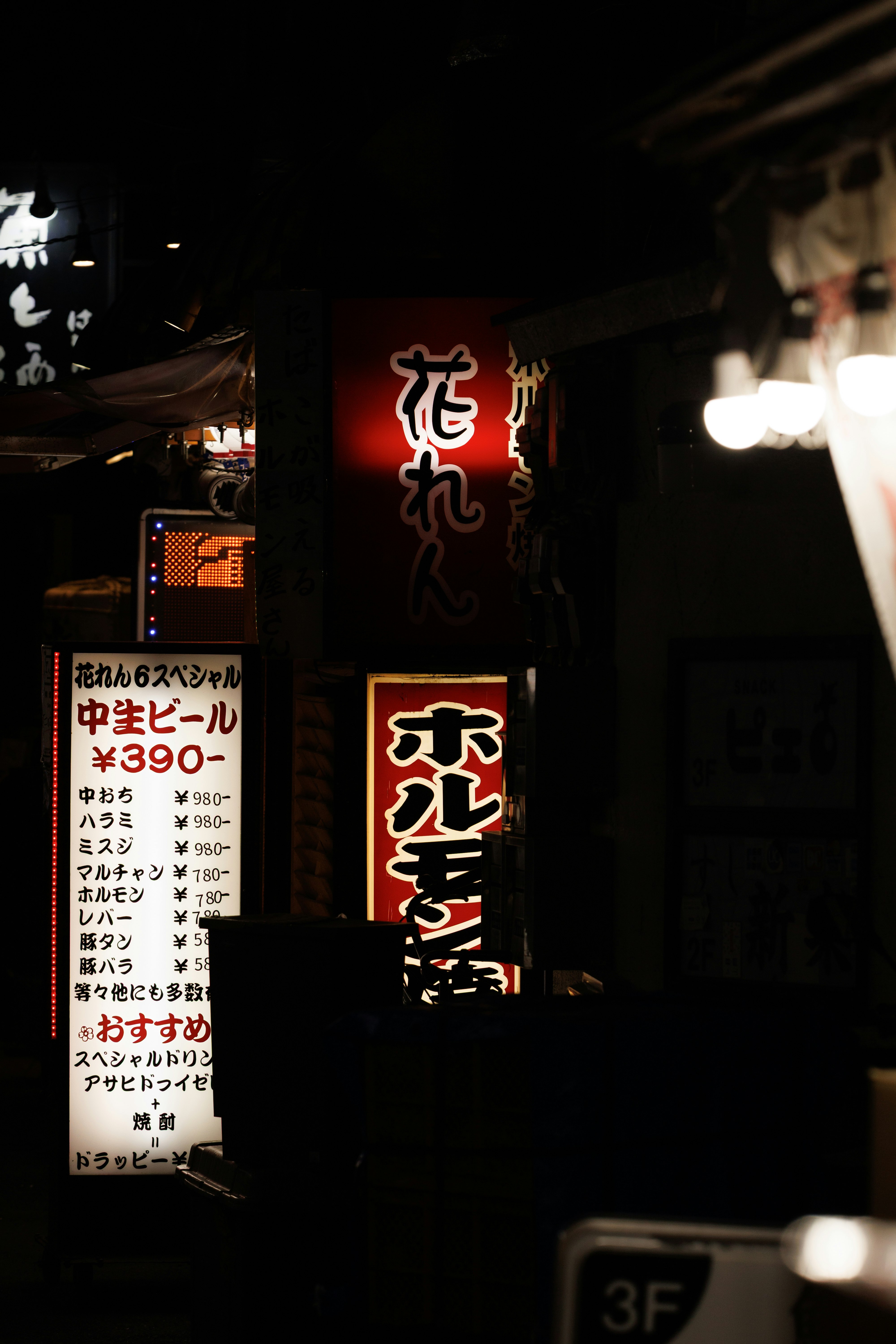 新橋の路地に並ぶ赤い看板と提灯の夜景