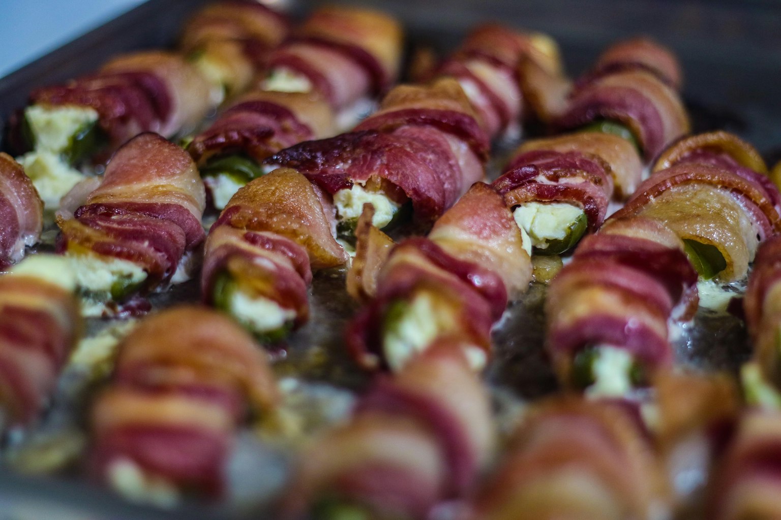 Piring jalapeño popper yang dibungkus bacon dengan isian krim yang terlihat