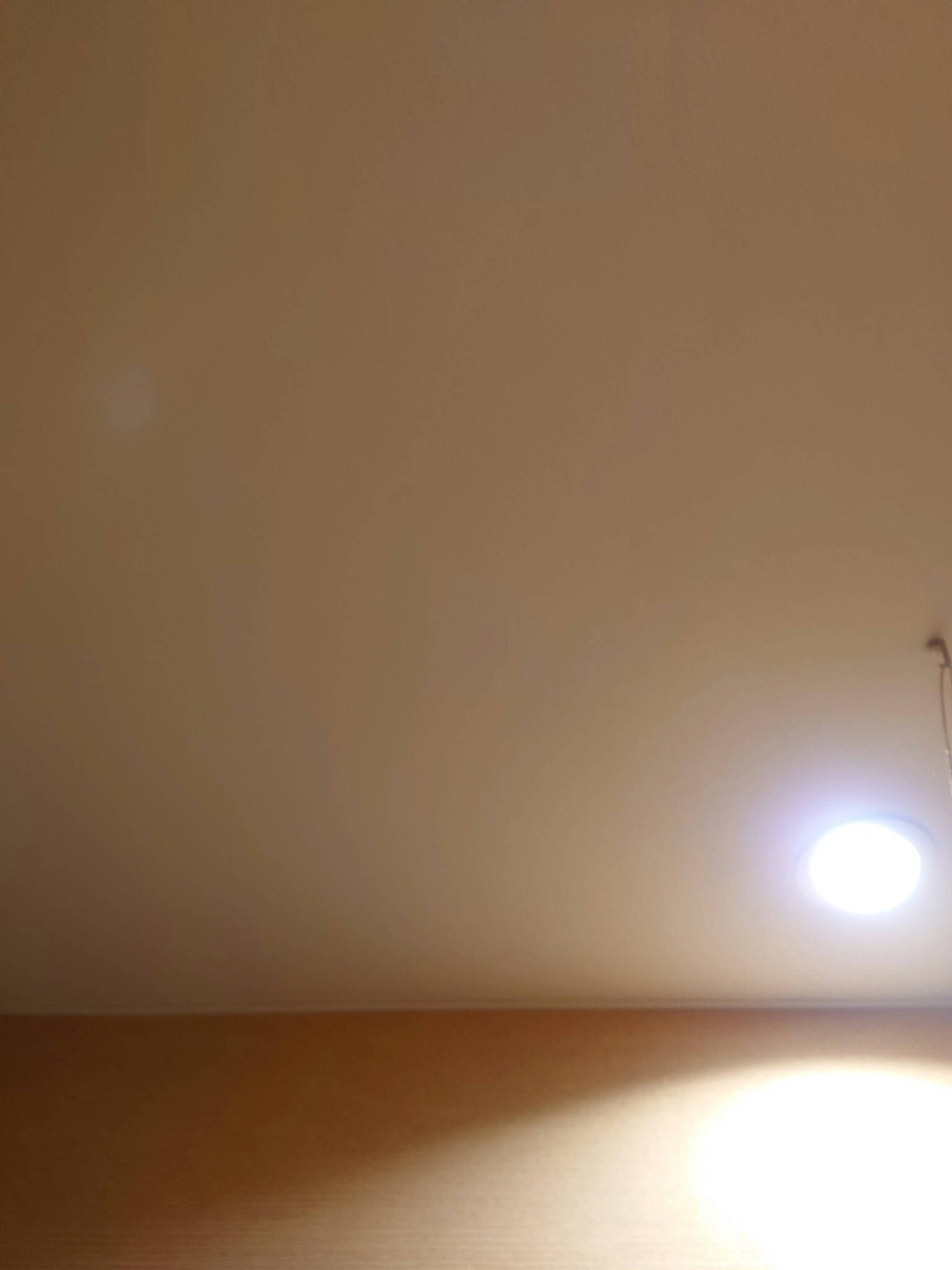 Luz del techo con pared de color suave