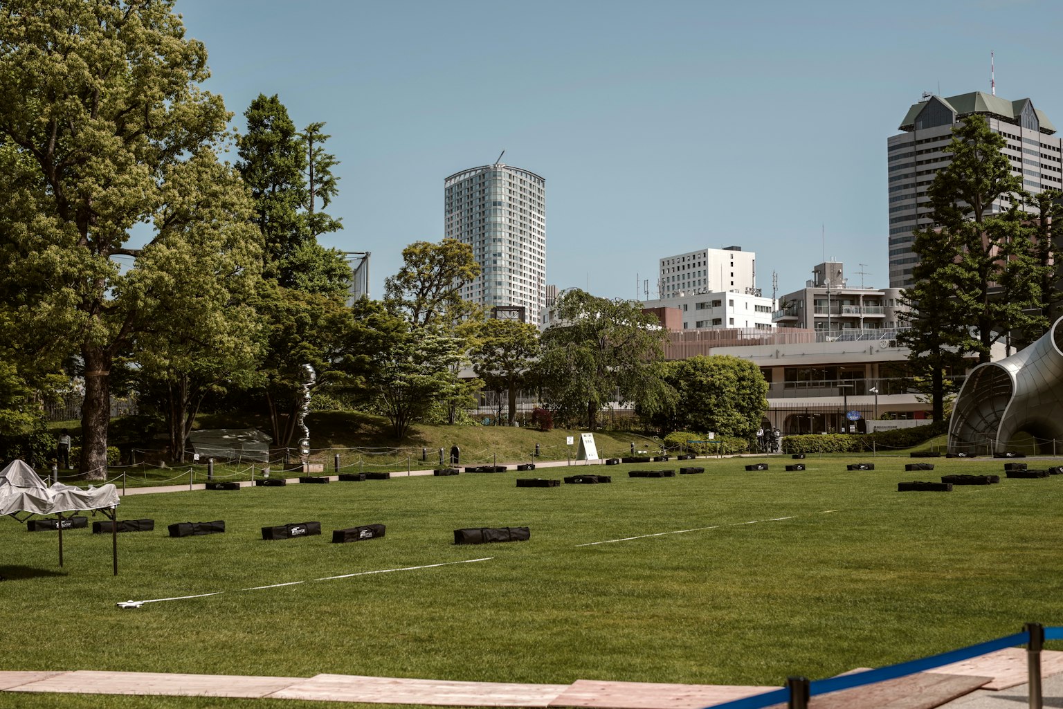 Un parco verde con edifici moderni e sculture