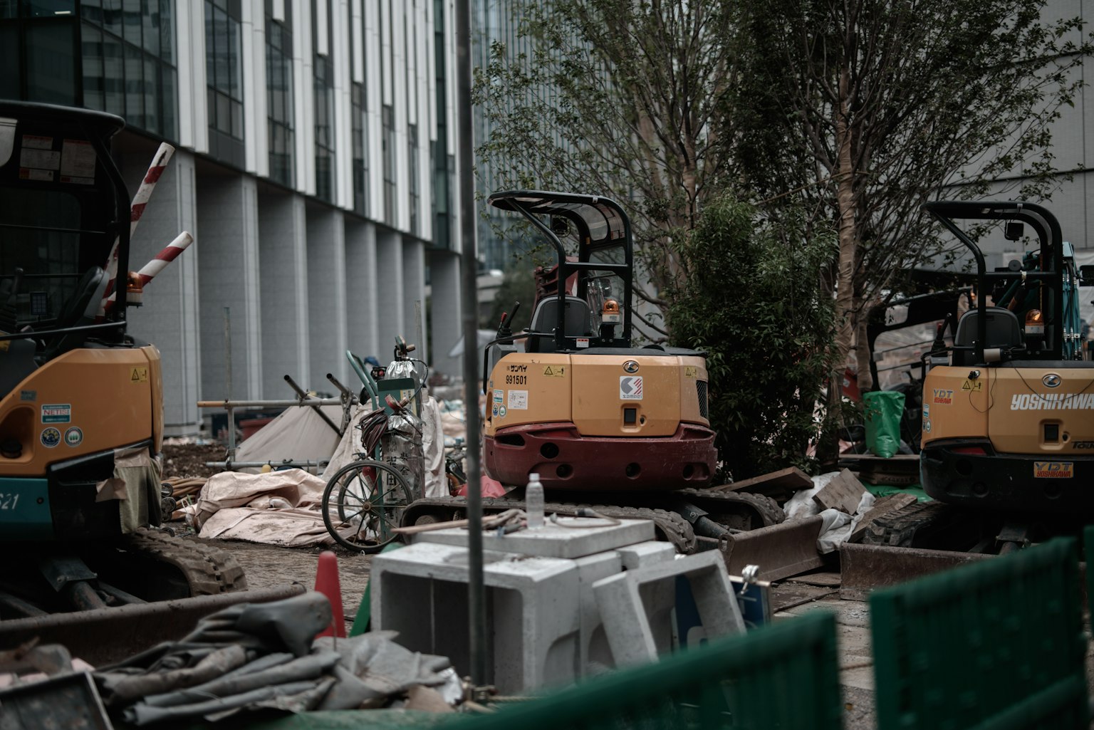 ไซต์ก่อสร้างที่มีเครื่องจักรหนักและวัสดุที่กระจายอยู่