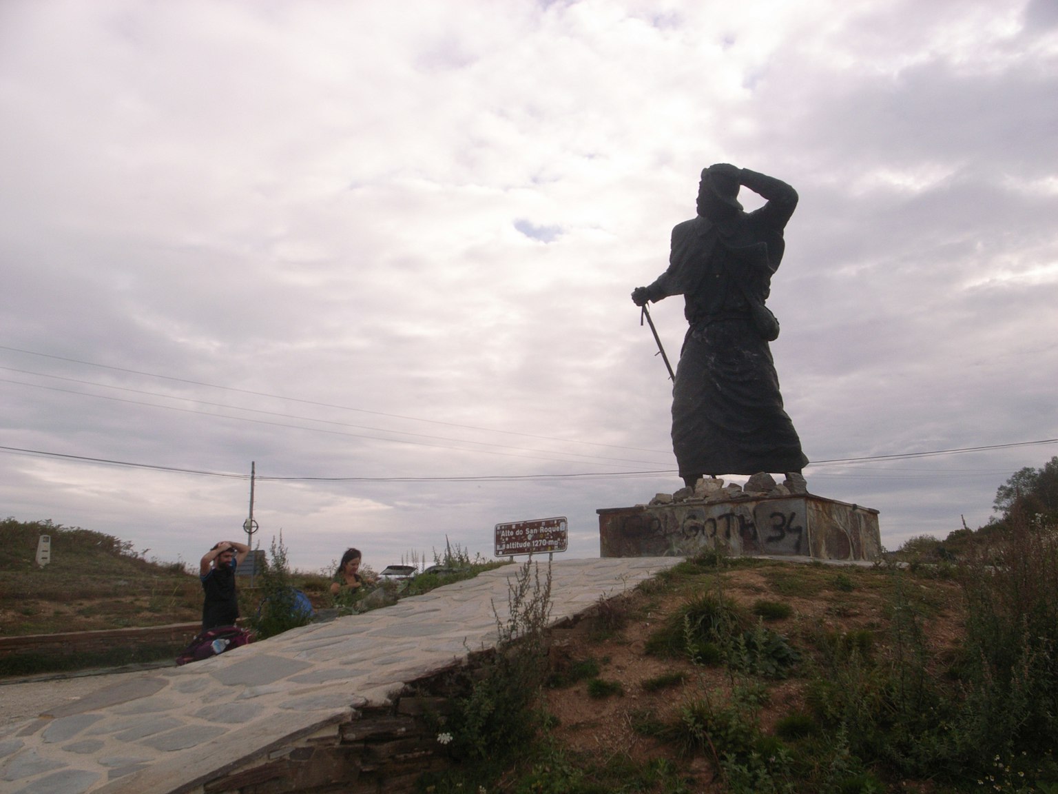 Grande statue dans un paysage pittoresque avec ciel nuageux