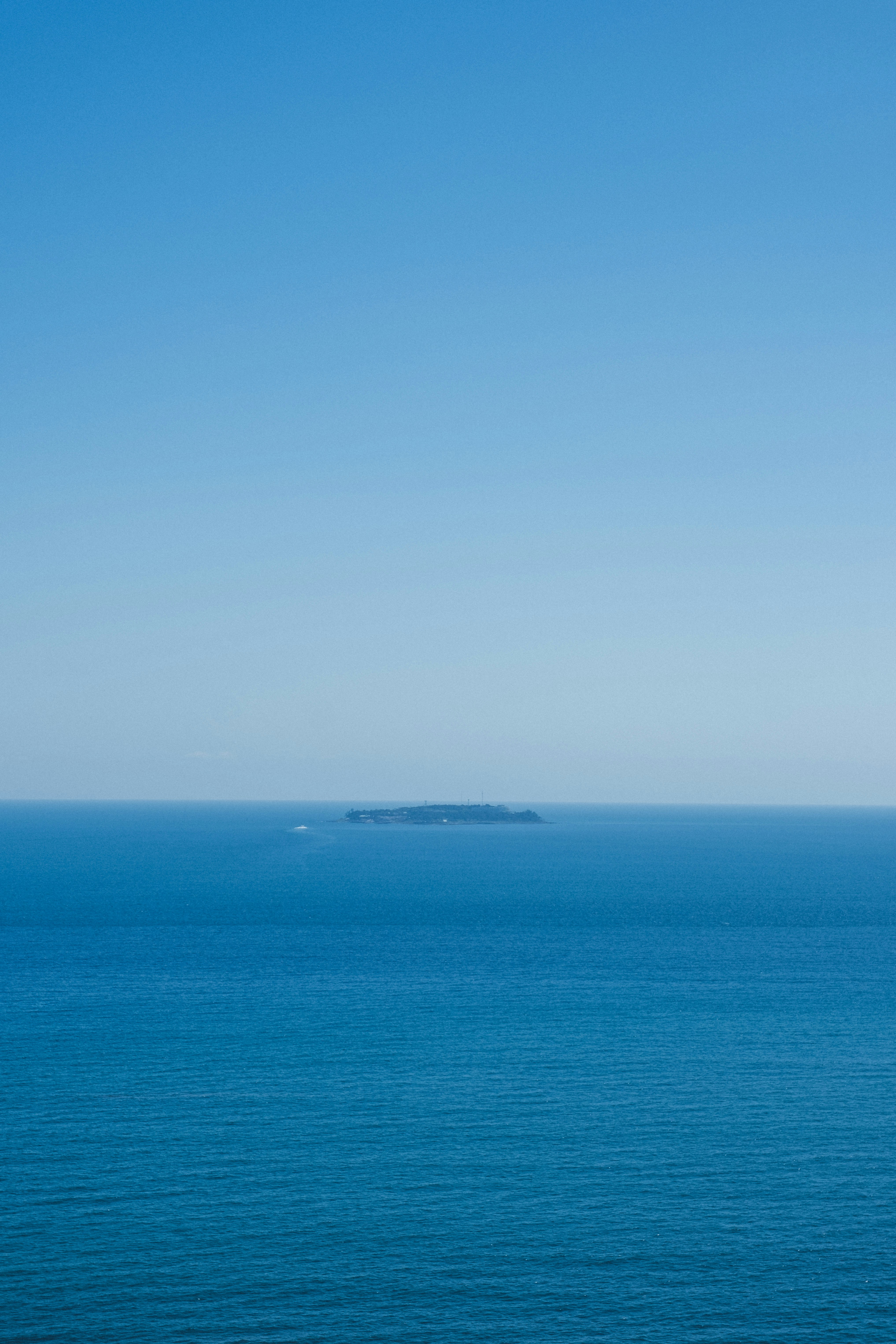 熱海の海を見渡す青い水平線の風景
