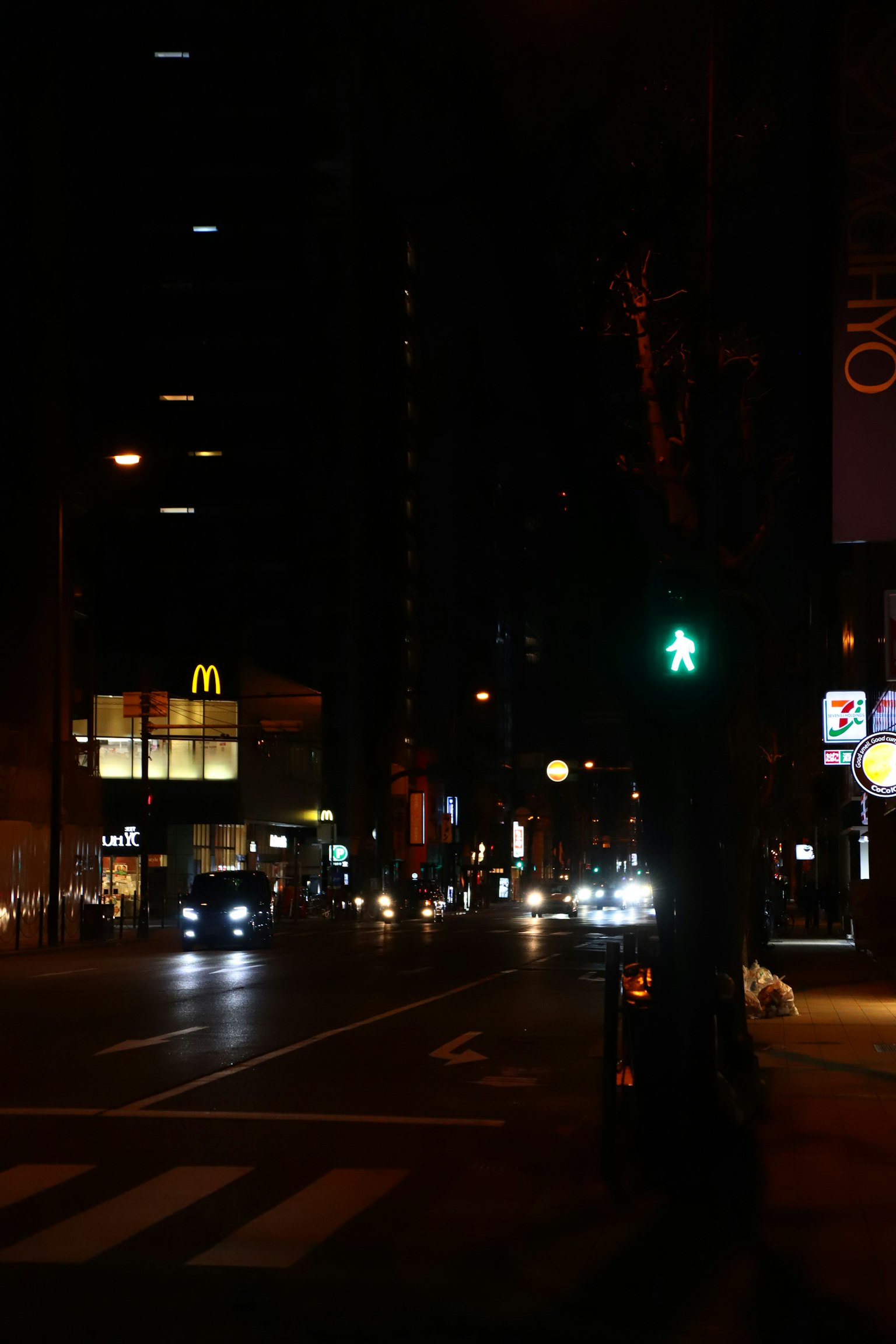 Straßenecke bei Nacht mit Ampel und beleuchtetem McDonald's