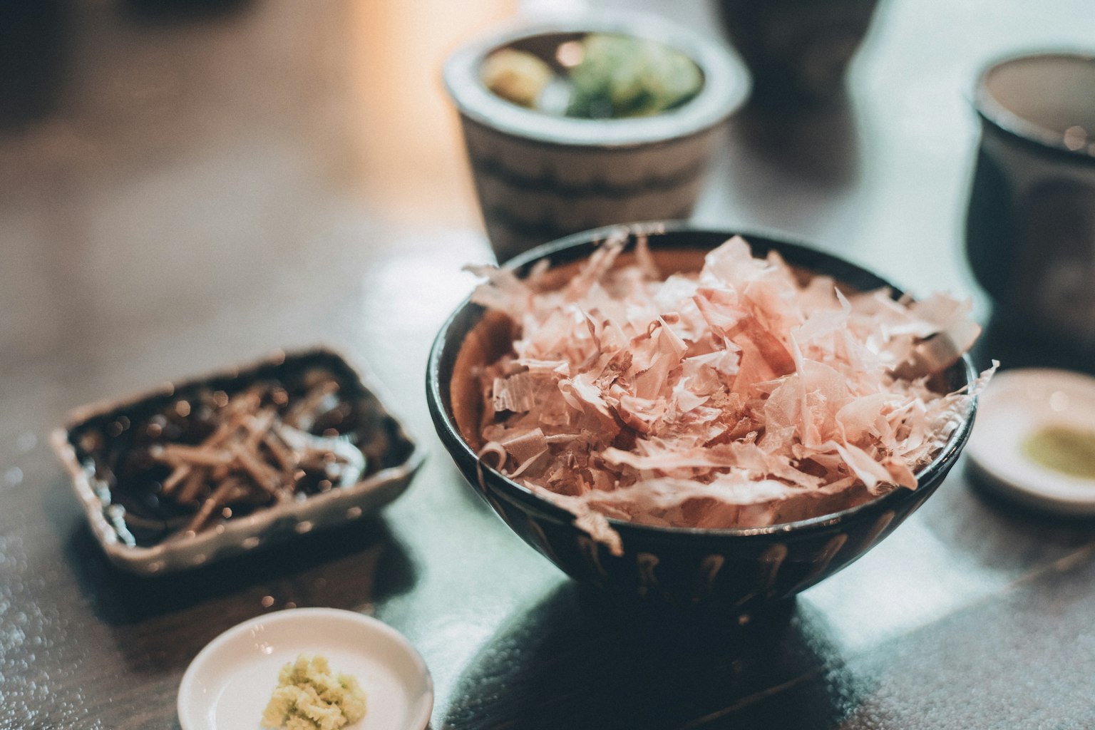 碗中盛有鰹魚片和桌上的調味料