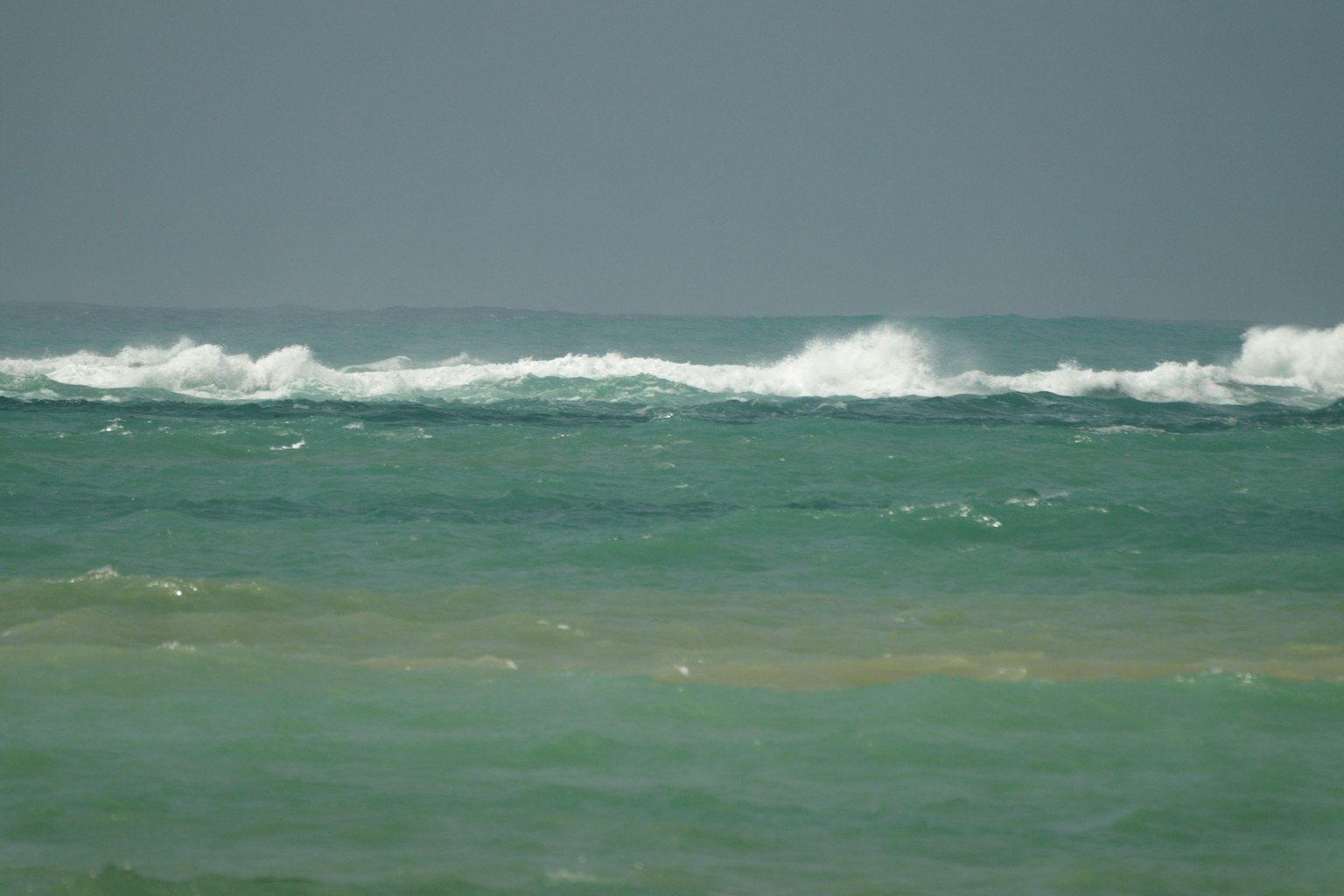 Vista di un oceano blu con onde