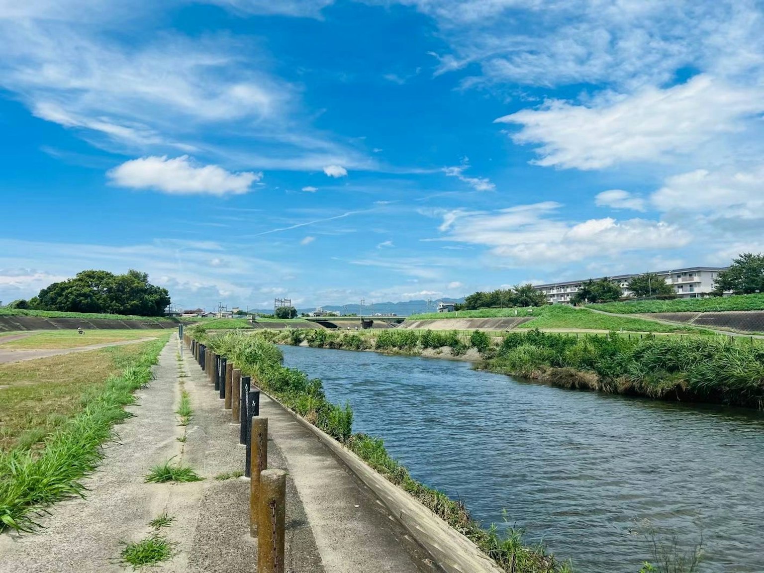 Pemandangan sungai yang indah dengan langit biru dan ladang hijau