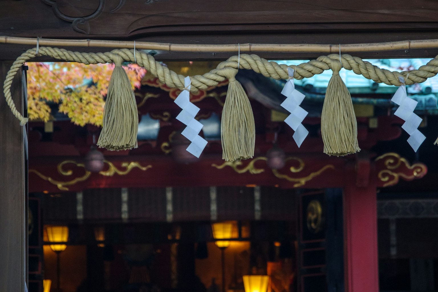 Decoración de entrada con cuerda y shide en un santuario