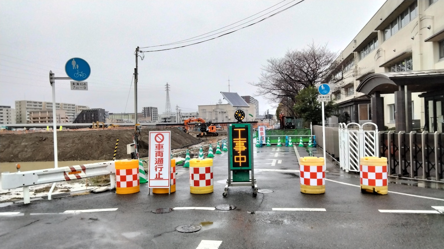 施工現場，路標和障礙物顯示正在進行的工作