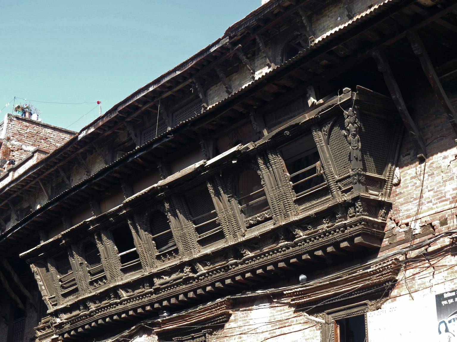 Photo d'un vieux bâtiment avec un balcon distinctif