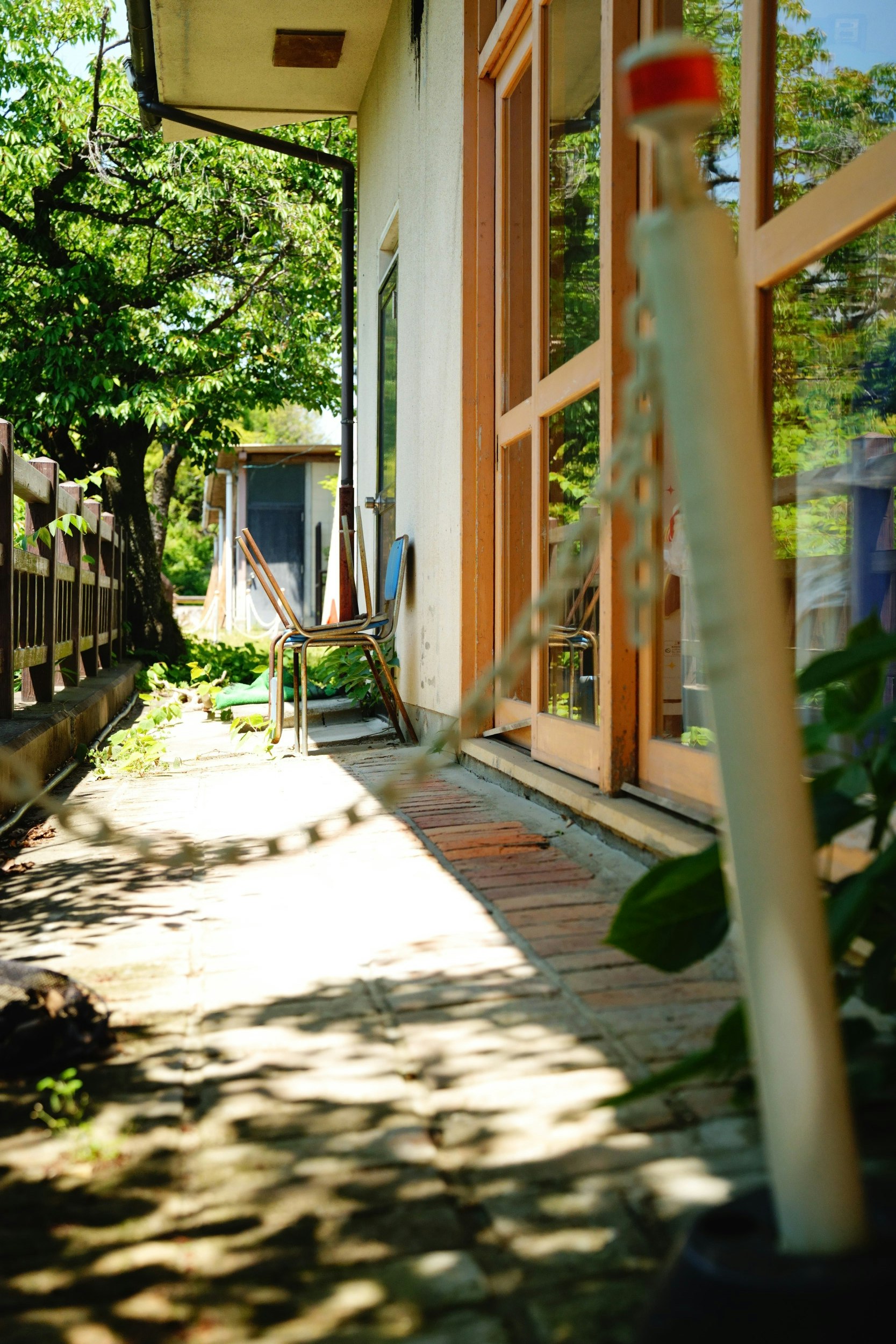 木製の柱と椅子が並ぶ中庭の通路