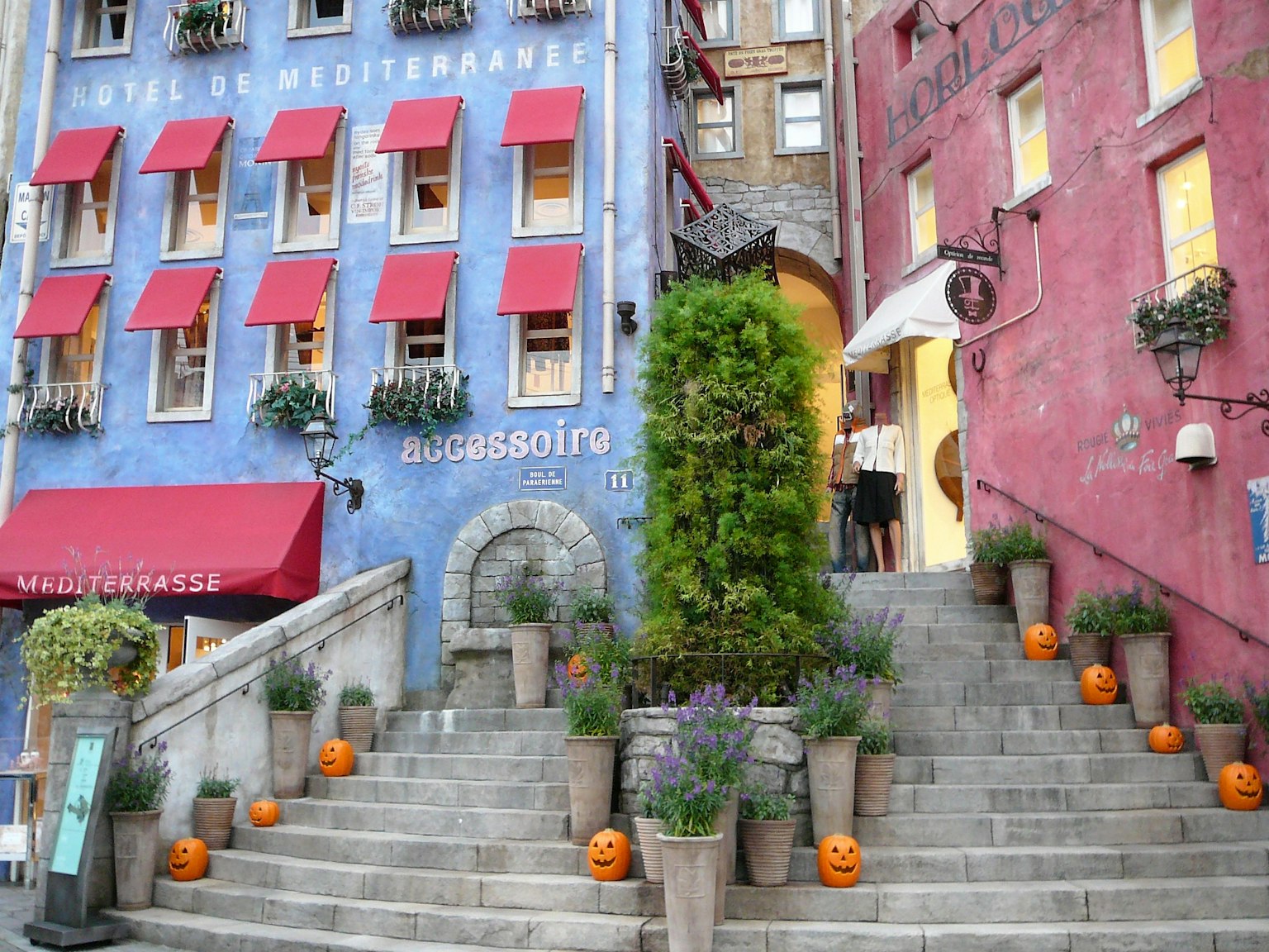 Edifici colorati con zucche di Halloween lungo la scala