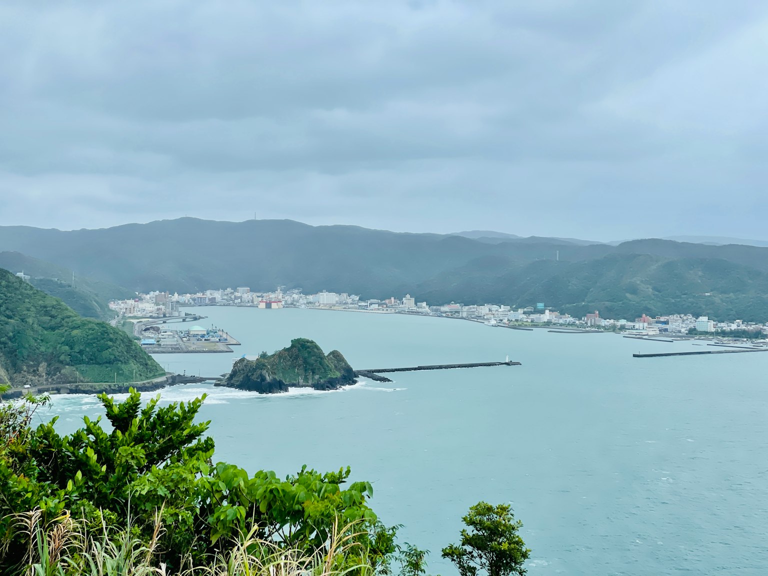 海岸线和小岛的风景