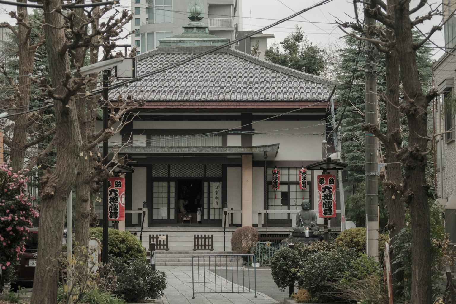 Rumah tradisional Jepang dikelilingi pepohonan dan taman