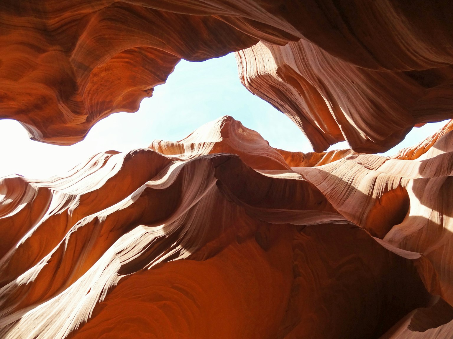 Canyon Antelope dengan formasi batu merah dan langit biru